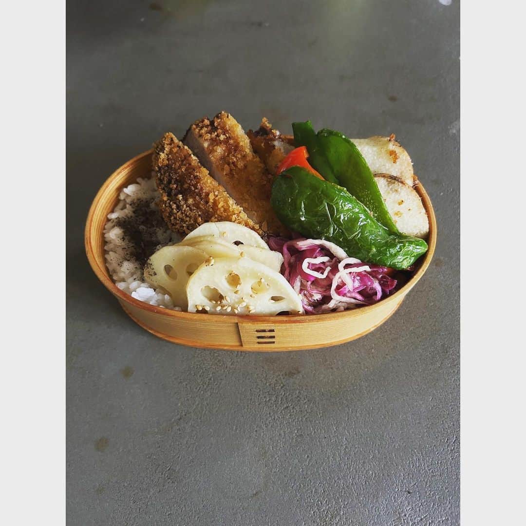 ワタナベマキさんのインスタグラム写真 - (ワタナベマキInstagram)「新しい月曜日は、カツ。 よい1週間に。 塩麹に漬けておいた豚カツ用で。 ピーマンと長芋も揚げて、 蓮根ナムル 紫キャベツと切り干し大根のマリネ」6月5日 10時07分 - maki_watanabe