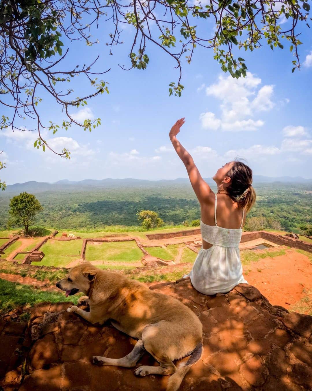 近藤あやさんのインスタグラム写真 - (近藤あやInstagram)「⠀スリランカのてっぺん🇱🇰⛰  最近、山登りにハマってて 世界中で高いところに登ってる🥇😆 次はどこかな〜🤎🤎🐒🐒  #sigiriyarock #SriLanka #スリランカ旅行 #スリランカ #gopro #goprohero11 #goproselfie #srilankatravel #海外旅行」6月5日 10時07分 - doraemontoaya