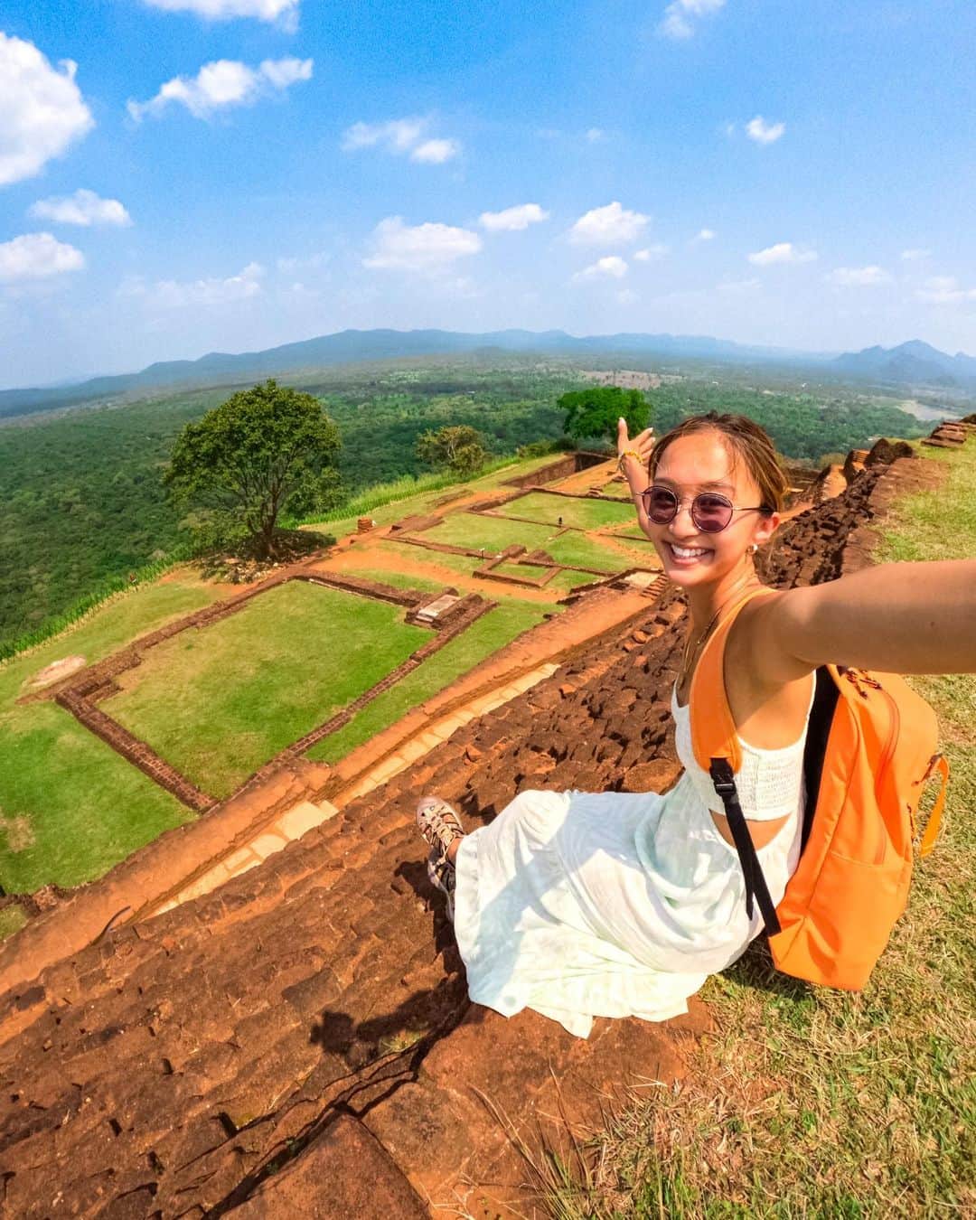 近藤あやさんのインスタグラム写真 - (近藤あやInstagram)「⠀スリランカのてっぺん🇱🇰⛰  最近、山登りにハマってて 世界中で高いところに登ってる🥇😆 次はどこかな〜🤎🤎🐒🐒  #sigiriyarock #SriLanka #スリランカ旅行 #スリランカ #gopro #goprohero11 #goproselfie #srilankatravel #海外旅行」6月5日 10時07分 - doraemontoaya