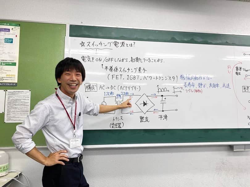 [公式]大阪ハイテクノロジー専門学校さんのインスタグラム写真 - ([公式]大阪ハイテクノロジー専門学校Instagram)「授業終わりの先生をパシャリ📷✨ スイッチング電源についての説明だそう🤔 電源回路は目立ちませんが、ハイテク機器を支える超重要なパーツです🦾 ここには、効率よく電力を変換して機械を動かすノウハウが詰まっています⚡  #人工知能学科 #AIエンジニア #駅近 #新大阪駅徒歩5分 #就職率100% #オープンキャンパス」6月5日 10時15分 - osakahightech