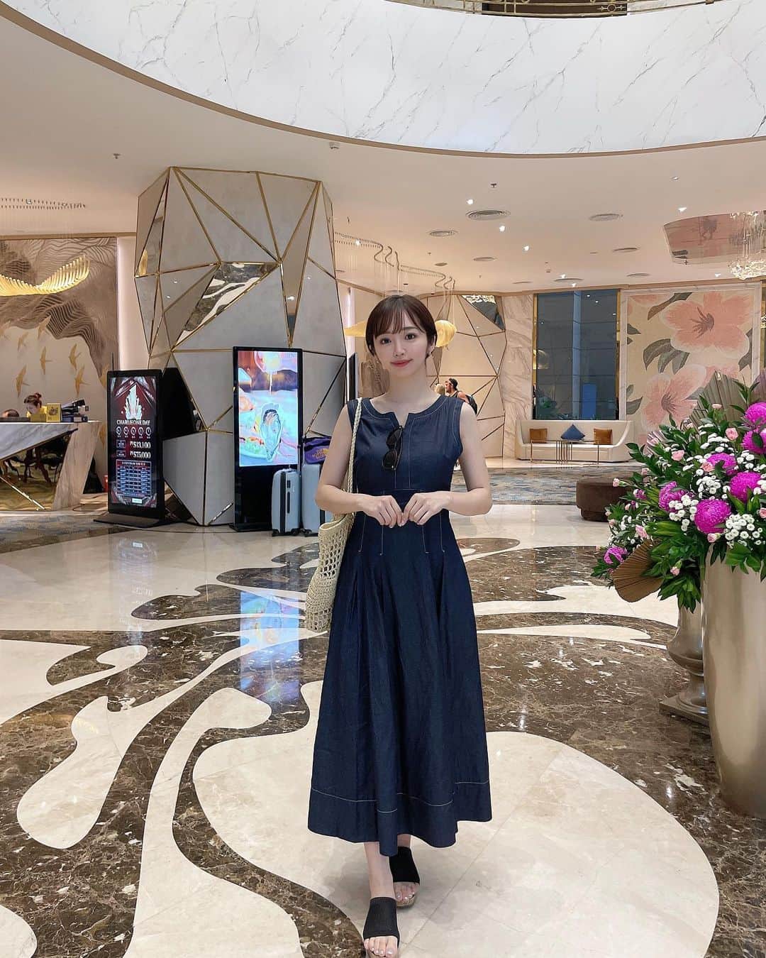 のインスタグラム：「💐  おはようございます！  夏にぴったりな #マーキュリーデュオ のデニム生地ワンピースをプレゼントしていただきました🥹💓  ウエスト部分がリボンになっているのでボディラインのメリハリができスタイルがよく見えてお気に入りです＾＾🫶🏻  #mercuryduo」