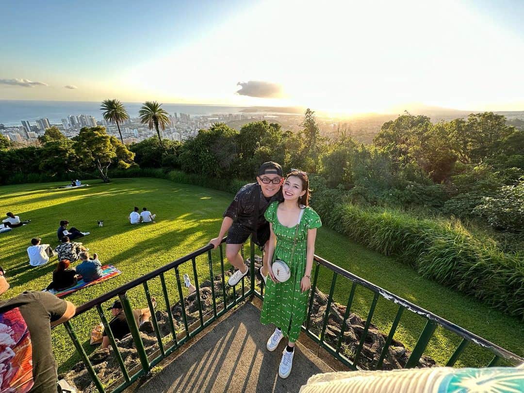 蜂谷晏海さんのインスタグラム写真 - (蜂谷晏海Instagram)「いい写真☀️😆 タンタラスの丘で📷 190センチのサムが手を伸ばして撮ってくれました まるでドローンショット💘 #hawaii #honolulu #honeymoon #tantalus#タンタラスの丘」6月5日 10時19分 - hachiyaami