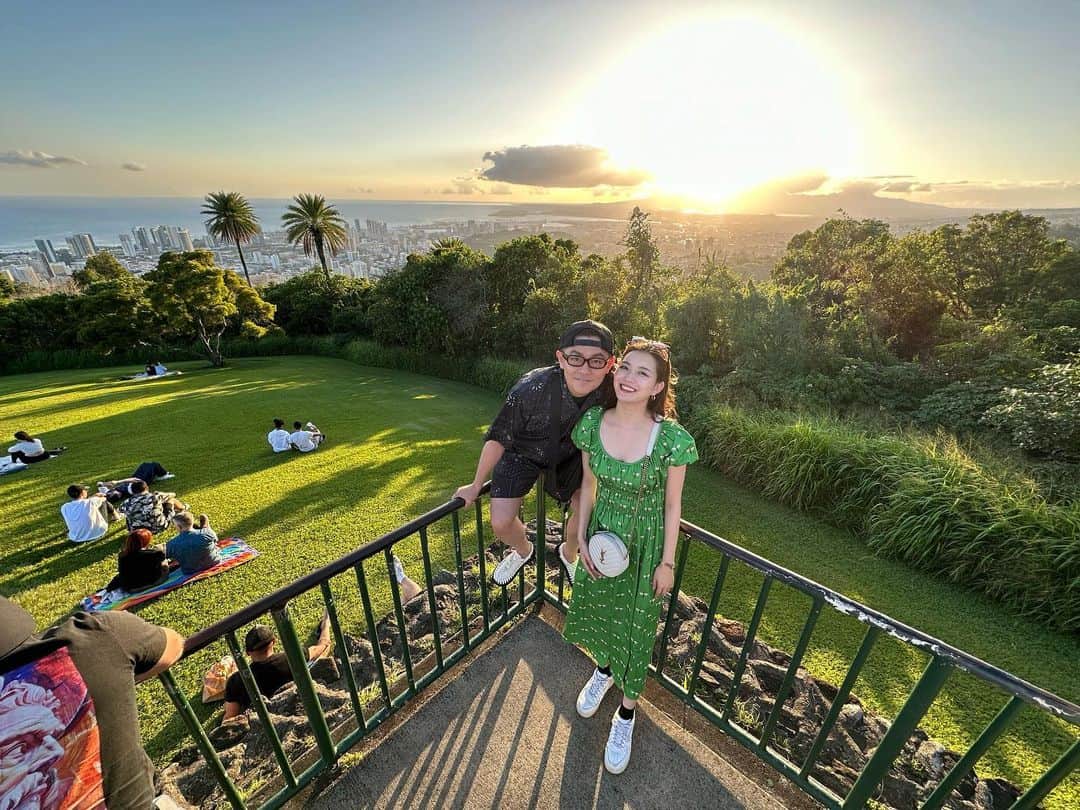 蜂谷晏海さんのインスタグラム写真 - (蜂谷晏海Instagram)「いい写真☀️😆 タンタラスの丘で📷 190センチのサムが手を伸ばして撮ってくれました まるでドローンショット💘 #hawaii #honolulu #honeymoon #tantalus#タンタラスの丘」6月5日 10時19分 - hachiyaami