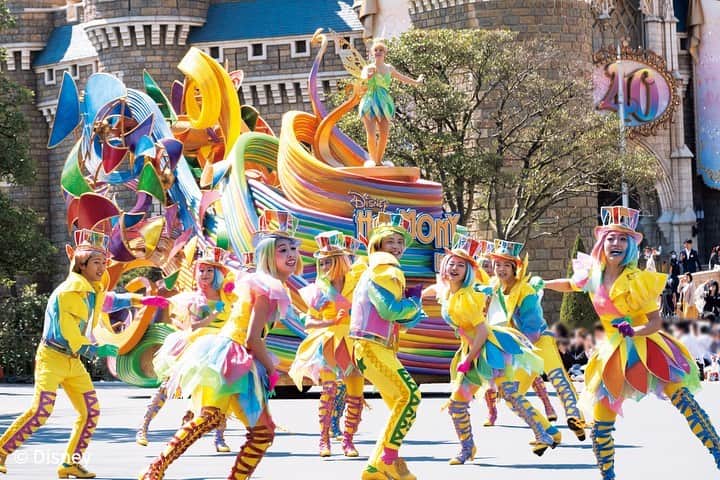 月刊ディズニーファン【公式】のインスタグラム：「#東京ディズニーランド のデイタイムパレード「#ディズニーハーモニーインカラー」の名場面を紹介するね🌈   📷虹とカラフルな花びらが美しいフロートに乗って登場する#ティンカーベル✨ 華やかなコスチュームのダンサーにも注目💛   📷『#ズートピア』の#ジュディ と晴れて警察官になった#ニック が登場🚨 先頭の#クロウハウザー の手には大好物の#ドーナツ 🍩が❣️   📷#ポカホンタス と#ミーコ がゲストにご挨拶🛶 色とりどりの木の葉が、映画で「カラー・オブ・ウィンドウ」を歌うシーンをイメージしてるみたい🍂✨   📷ラジコン・カーのRCに乗る#ウッディ と#バズ 🌵🚀 後ろには#フォーキー もいるよ❗️   📷#ミッキー たちのフロートと#ディズニープリンセス と#プリンス が登場👑 優雅なダンスを披露する姿は、まるで舞踏会のよう💖   #ディズニーファン７月号 では、まだまだパレードの見どころを深掘りして紹介しているのでチェックしてみてね🚩   #ディズニーファン7月号 に掲載の記事は、2023年5月11日時点の情報に基づいています。掲載した情報は、予告なく内容が変更、中止になる場合があります。  各情報の最新状況につきましては、誌面に掲載のお問い合わせ先にお問い合わせください。  東京ディズニーリゾートに関する情報は、 東京ディズニーリゾート・インフォメーションセンター 電話0570-00-8632　受付時間：10:00-15:00 （年中無休） （一部のIP電話・国際電話の方は045-330-5211）にお問い合わせください。  読者の皆様にはご迷惑をおかけいたしますが、何とぞご了承いただけますよう、お願い申し上げます。  #ディズニーファン #月刊ディズニーファン #ディズニー公式情報誌 #disney #ディズニー #tokyodisneyresort #tokyodisneyland #東京ディズニーリゾート #ドリームゴーラウンド#ハーモニーインカラー」