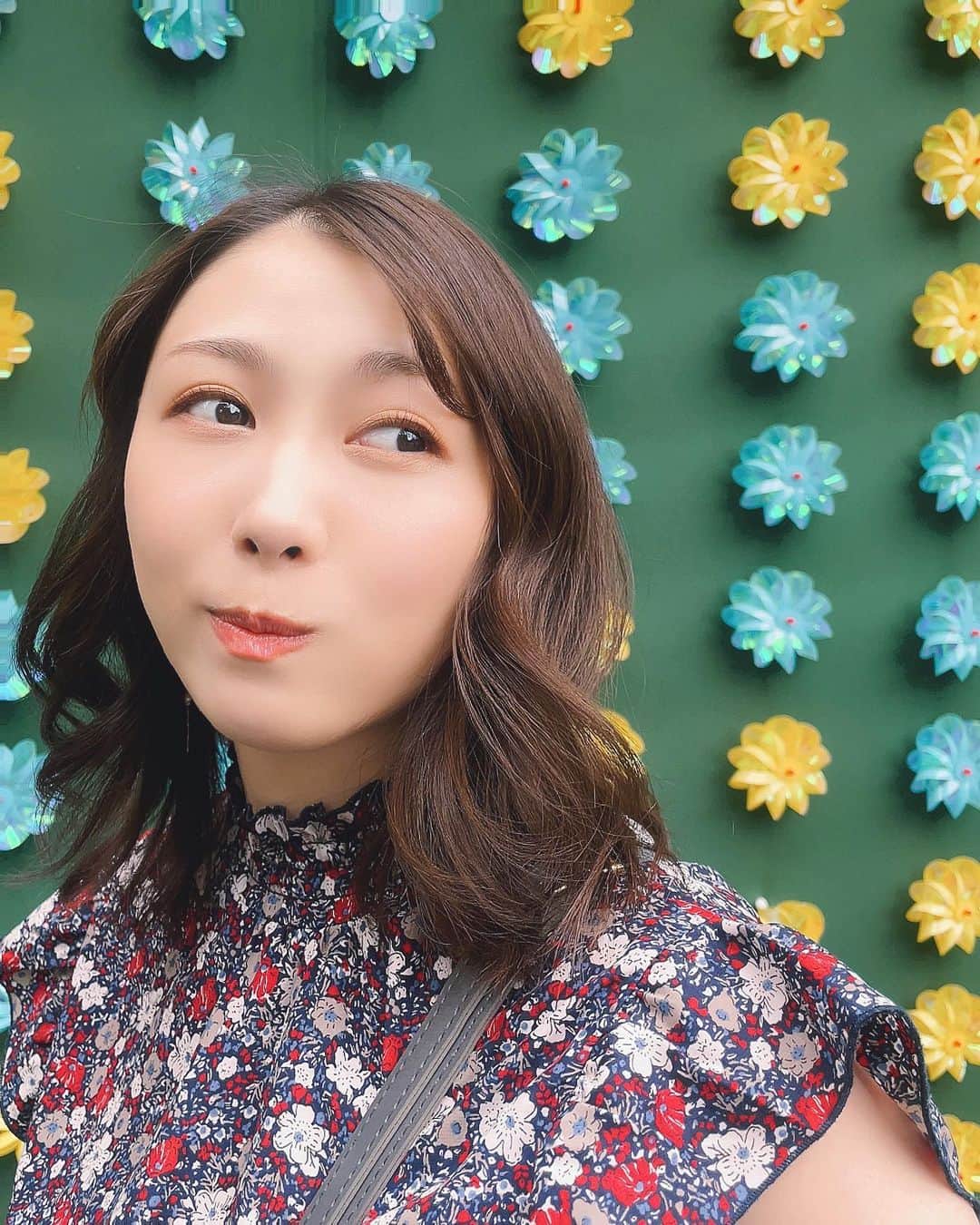のインスタグラム：「・ ・ 💌フォロワーの皆様へ💌  読んでいただけると嬉しいです⏬  いつも応援ありがとうございます✨！！  YouTubeはるはるチャンネルの登録者数があともう少しで500人になります…😳🎉  もし突破したらYouTubeライブ配信したいなと思ってます🫶🎉✨  実は動画見てるけど登録はしてない🫣アカウント持ってない方もいるかな？🫣  でもGoogleアカウント作ったら登録やYouTube生配信中にコメントも書けたりするので是非このタイミングで登録してもらえたら嬉しいです🥺  リンクはプロフィールハイライトから飛べるので、チャンネル登録のほどよろしくお願い致しますっ🍻🏃‍♀️🧡  皆様には楽しんでいただきたいのが1番なのですが、もしよろしければ布教活動していただけると助かりますっ🫣⤴︎💗  一緒にお祝いできる日を楽しみに、500人目指してコツコツ頑張ります💪😚  それでは今週もふぁいてぃ〜ん🍺 ・ ・ ・ 心変わりの相手は私にしてみない？💎  《SNS》 🌻YouTube（２つやってます✌️） ⚫︎アラサーほろよい隊  ⚫︎はるはるチャンネル 🌻Twitter  @ Haru2nrun 🌻TikTok  @ haru2n.run ・ ・ #女優#俳優#ダンサー#RIZINガール #新人YouTuber  #YouTuber #チャンネル登録お願いします  #大人女子#ビール女子 #グルメ女子  #お酒好き女子 #お酒好きな人と繋がりたい  #ビール部 #お酒好きと繋がりたい  #アラサー女子#アラサー独身女子 #アラサー独女  #いいね歓迎 #フォロー大歓迎  #japanesegirl #instagood #like4like #photooftheday #fashion #instalike #チャンネル登録者数500人  #チャンネル登録喜びます  #チャンネル登録者1000人目指すぞ 🔥🍺」