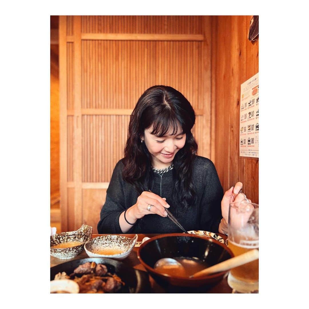 のインスタグラム：「沖縄には「かめーかめー攻撃」と呼ばれる、親戚のおばさんやおばあ達の癖があります。  「あい〜、もっと食べなさい！お腹空くよ！」と、食べ物をどんどこどんどこ勧めることを言います。  いわば愛され愛すべき沖縄あるあるなのですが。  昨日、中学の同級生家族が我が家にやってきて、お夕食をみんなで食べたとき。  予定のメニューより、2品ほど多く作って、「ほいよー、ピザ焼けたよー！食べてねー」とテーブルに乗せたら  「お前も『かめーかめー攻撃』をする沖縄のおばさんになったんだな！」と爆笑する友人。  一瞬、”ぬわんだと”と、おばさんという響きに反応したのですが、いえ、何を隠そう、まさにその通りなのです。  子どもたちやみんなのごはんが足りない、というのがどうしても悔しいので、ついつい。  そんなおせっかいな、41歳。 わはは。  これからも何卒宜しくお願い申し上げます。」