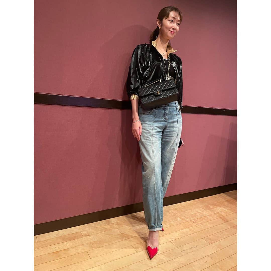 武村八重子のインスタグラム：「LNoLアルバム最後の1曲！ 遂に終わったー😭 . いつも思うけど、歌ものって仮歌でリードをとったり歌無しで音源聴いていてもしっくりこないなぁって思うんだけど、本物の歌入れした瞬間に命が吹き込まれる💨 . 音楽を作る作業って、感覚的に命を削ってるきがしていて、削って出来た分身に加えられた歌で魂が吹き込まれて、ディレクション中こうやって私の手元から羽ばたいて行くのだなぁと🐥思ってました。 . とっても素敵な人気な「彼」に歌ってもらっているので、この曲が私なんて手の届かないところまで羽ばたいていってくれるよう願いを込めて😌 . @l_n_o_l  #ディレクション中の顔が鬼👹 #睨んでいるわけではない #仕事の顔は基本ヤバい #music #recording」