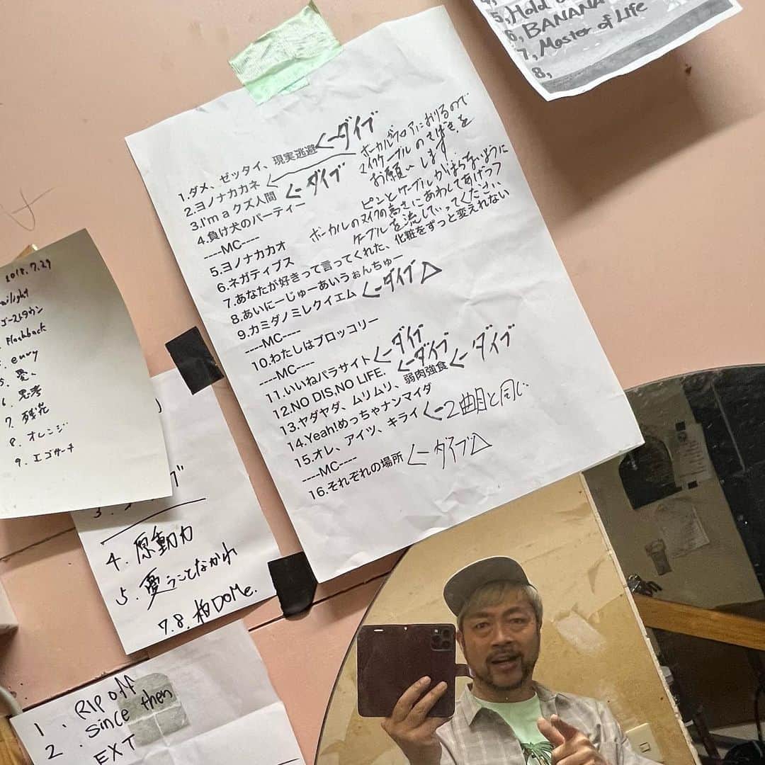 のインスタグラム：「ライブハウスの #楽屋あるある  ライブハウスの楽屋スペースには、以前出演したバンドのフライヤやセットリストが残されていたりするんだけど、このセットリストは笑った！タイトルが秀逸だし、逐一「ダイブ」とか書いてある、しかも一曲目から！  「あなたが好きって言ってくれた、化粧をずっと変えれない」 なんていいタイトル(笑)  男ボーカル？いや女ボーカルでしょ？などの議論の結果「女性バンドだ」と勝手に言ってたんですが、ちゃんと調べてみると、正解は男バンドでした。  ReVision of senceという大阪のポップロックバンドで、 なかなかバズってたようで、、、 でも残念ながら2021年には解散しちゃっていて、 しかも所属はLD&Kだった！！！  これはなかなか貴重なセットリストだね(笑)」