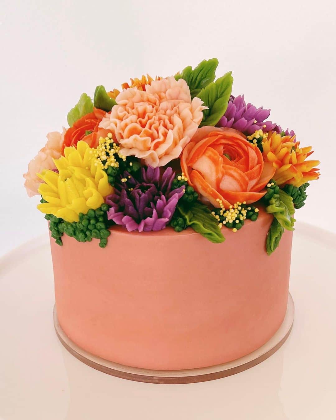 Robin May Flemingさんのインスタグラム写真 - (Robin May FlemingInstagram)「Cake number ???? inspired by farmer’s market bouquets and flowers in buckets at the entrance to every grocery store.   As the days stretch longer, and the solstice inches closer, I realize this endless spring is maybe not so endless after all. Flowers still bloom in every colour, but I don’t remember the last time it rained. Today I sat on the beach, nose freckling in the sun.   There are ice cream sandwiches in the freezer.」6月5日 10時45分 - robinmay