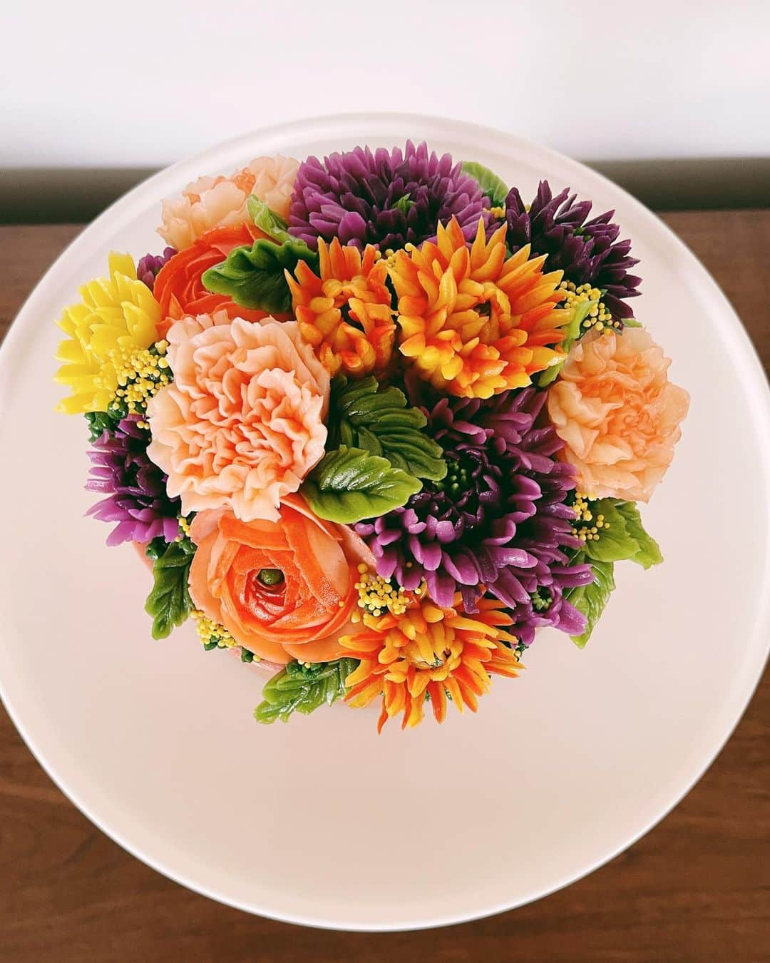 Robin May Flemingさんのインスタグラム写真 - (Robin May FlemingInstagram)「Cake number ???? inspired by farmer’s market bouquets and flowers in buckets at the entrance to every grocery store.   As the days stretch longer, and the solstice inches closer, I realize this endless spring is maybe not so endless after all. Flowers still bloom in every colour, but I don’t remember the last time it rained. Today I sat on the beach, nose freckling in the sun.   There are ice cream sandwiches in the freezer.」6月5日 10時45分 - robinmay