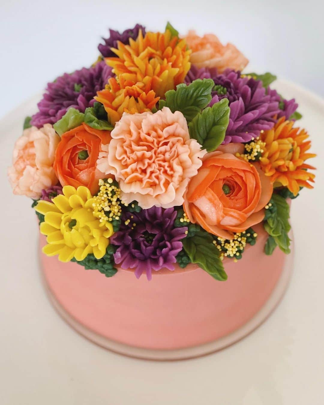 Robin May Flemingさんのインスタグラム写真 - (Robin May FlemingInstagram)「Cake number ???? inspired by farmer’s market bouquets and flowers in buckets at the entrance to every grocery store.   As the days stretch longer, and the solstice inches closer, I realize this endless spring is maybe not so endless after all. Flowers still bloom in every colour, but I don’t remember the last time it rained. Today I sat on the beach, nose freckling in the sun.   There are ice cream sandwiches in the freezer.」6月5日 10時45分 - robinmay