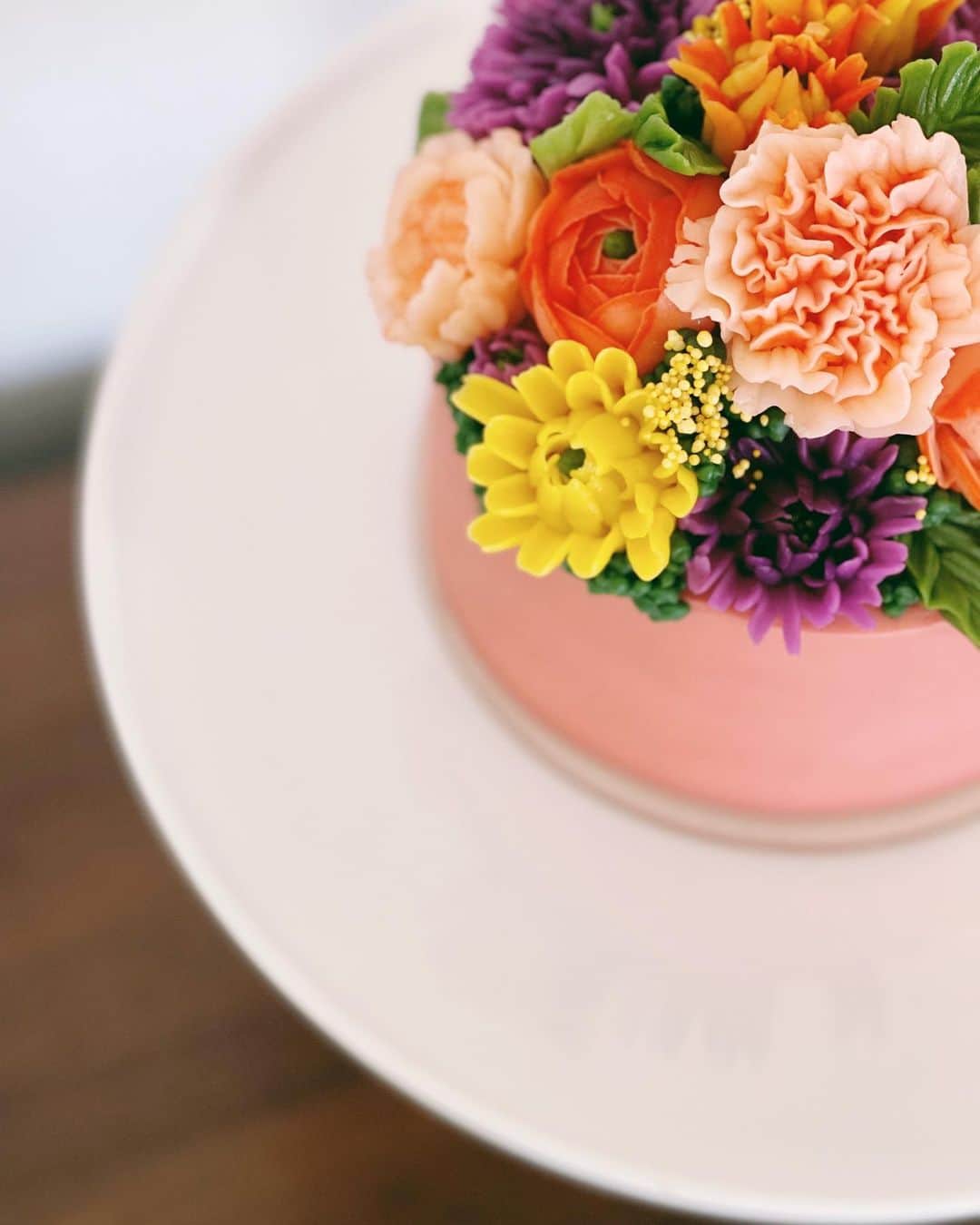 Robin May Flemingさんのインスタグラム写真 - (Robin May FlemingInstagram)「Cake number ???? inspired by farmer’s market bouquets and flowers in buckets at the entrance to every grocery store.   As the days stretch longer, and the solstice inches closer, I realize this endless spring is maybe not so endless after all. Flowers still bloom in every colour, but I don’t remember the last time it rained. Today I sat on the beach, nose freckling in the sun.   There are ice cream sandwiches in the freezer.」6月5日 10時45分 - robinmay