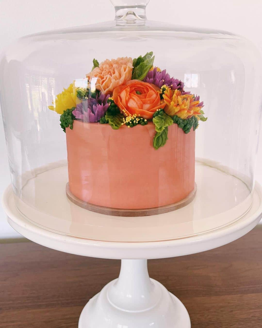 Robin May Flemingさんのインスタグラム写真 - (Robin May FlemingInstagram)「Cake number ???? inspired by farmer’s market bouquets and flowers in buckets at the entrance to every grocery store.   As the days stretch longer, and the solstice inches closer, I realize this endless spring is maybe not so endless after all. Flowers still bloom in every colour, but I don’t remember the last time it rained. Today I sat on the beach, nose freckling in the sun.   There are ice cream sandwiches in the freezer.」6月5日 10時45分 - robinmay