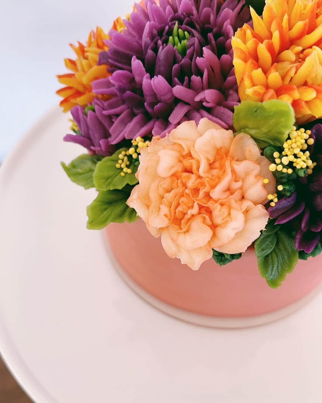 Robin May Flemingのインスタグラム：「Cake number ???? inspired by farmer’s market bouquets and flowers in buckets at the entrance to every grocery store.   As the days stretch longer, and the solstice inches closer, I realize this endless spring is maybe not so endless after all. Flowers still bloom in every colour, but I don’t remember the last time it rained. Today I sat on the beach, nose freckling in the sun.   There are ice cream sandwiches in the freezer.」