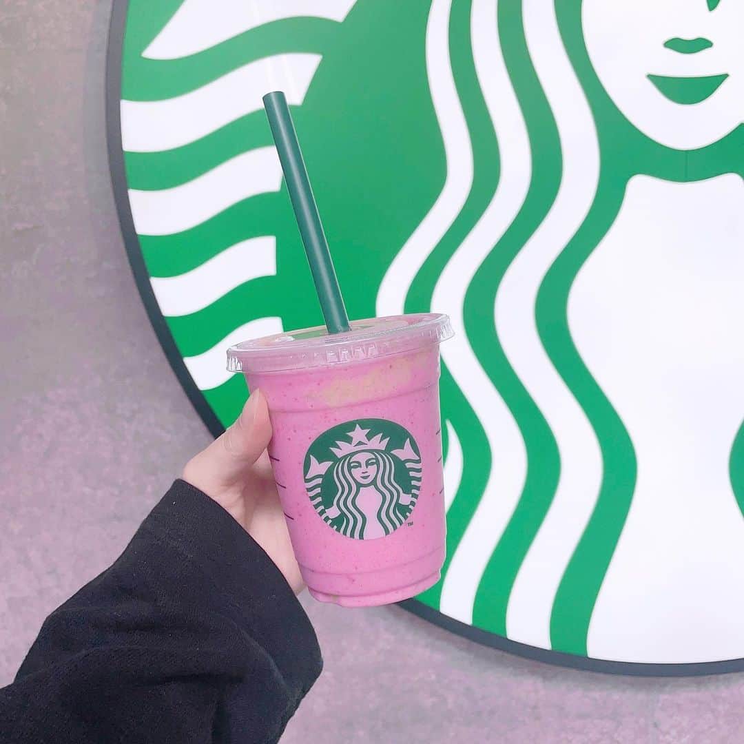 小倉月奏のインスタグラム：「🍓 ・ ・ My Fruits (Starbucks) ブレンド：ストロベリー ベース：ミルク フルーツ：ピーチ、追加でマンゴー ホイップ：無し ・ 表参道とか3店舗でしかやってないらしいけど、めちゃ美味しかった！！ 完全にスムージーで、果肉がゴロゴロ🍑🥭 ・ ・ ・ #Starbucks #スタバ #スターバックス #スタバカスタム #表参道 #myfruits #カスタム #🍓 #🍑 #🥭」