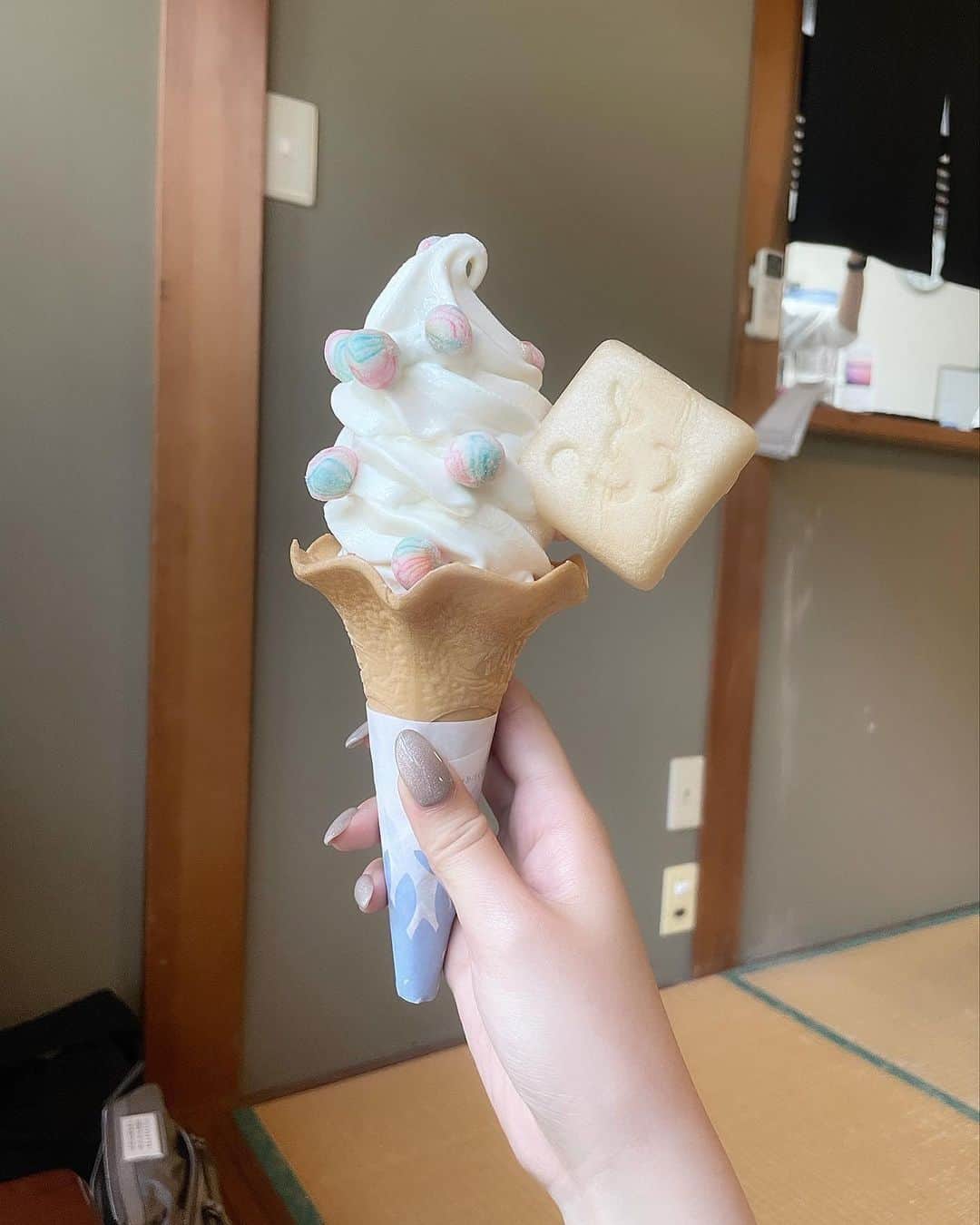 伊藤小春のインスタグラム：「金沢でたべたお麩スイーツが恋しい🥲🍡 焼き鳥買う時も生麩串は絶対！お麩大好き！ ⁡ ⁡ ⁡ #不室屋#ひがし茶屋街  #金沢#金沢観光#金沢グルメ##金沢スイーツ」