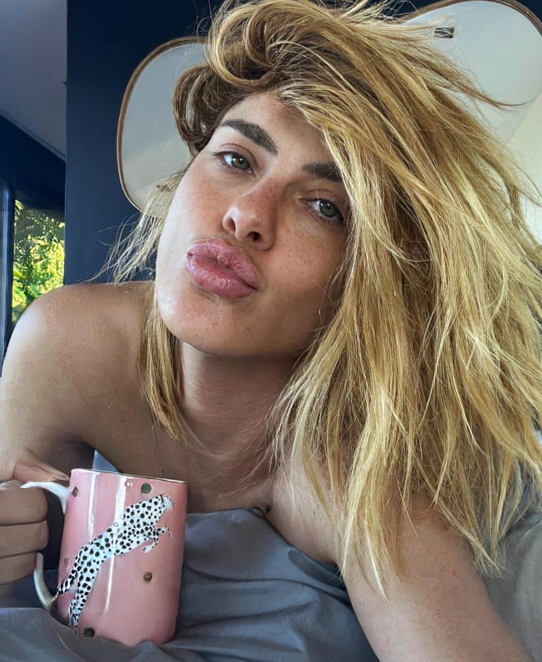 のインスタグラム：「bom dia grupo bora q hoje é dia, hein? ahahahahaha só acaba quando termina… e au ainda quero pegar no microfone hoje; vem karolkêrsssssss」