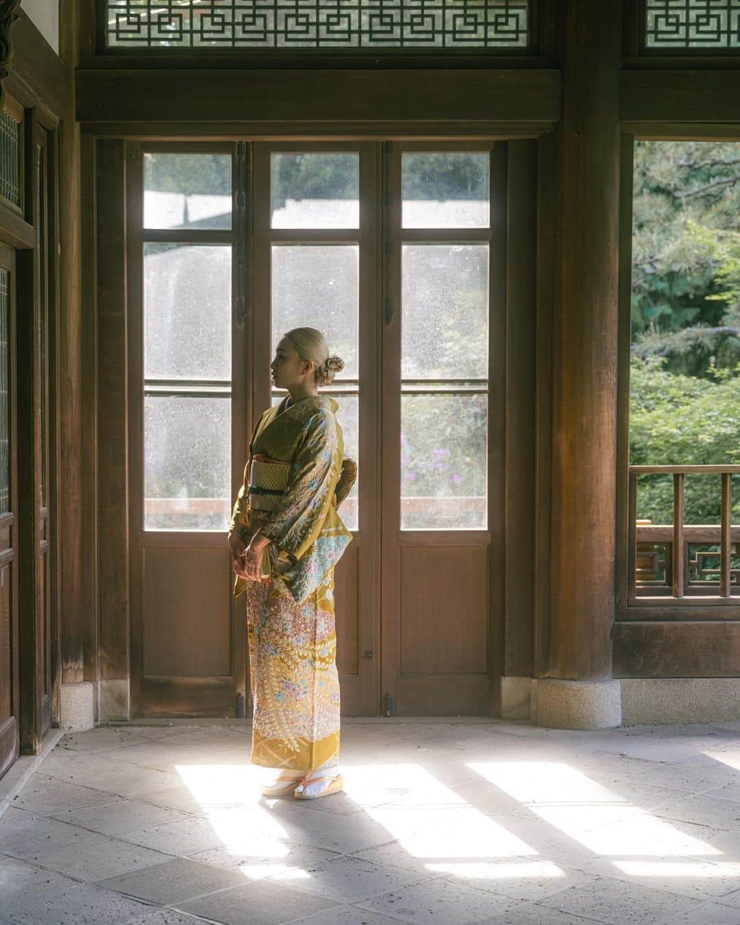 廣瀬なつきさんのインスタグラム写真 - (廣瀬なつきInstagram)「⁡ こんなに歩きづらいのに、昔の人はすごいなぁ、、、 ⁡ 着物を着ると背筋もピンってなりますね！ ⁡ #japan #TOKYO #kimono #着物 #着物ヘア #着物ヘアアレンジ」6月5日 21時38分 - i_am_na2coooo