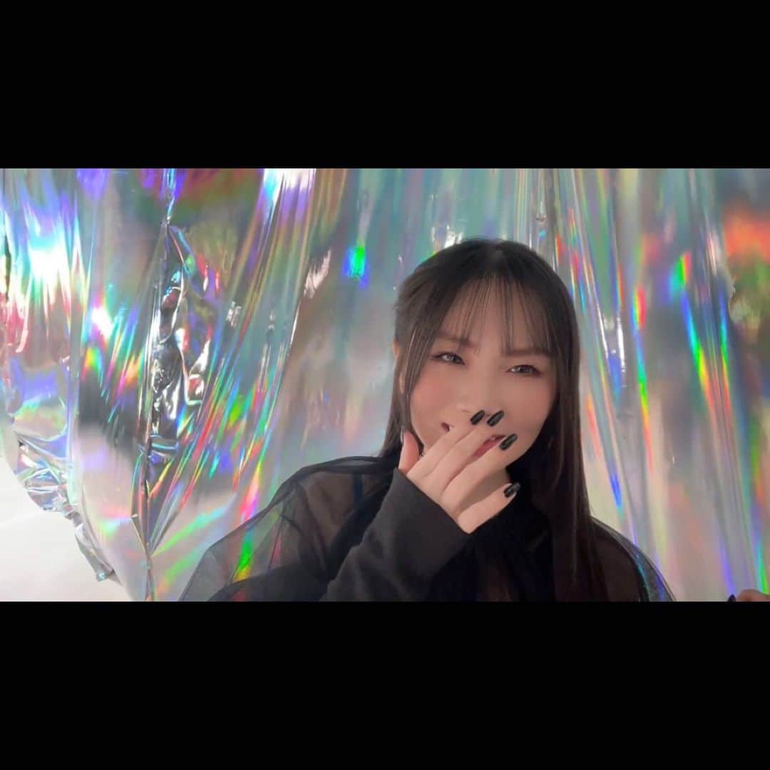 towanaのインスタグラム：「FCコンテンツ #towanaのボイスdiary 更新🦋  今回のボイスdiaryは「Runaway World」Music Video撮影スタジオより。  一面キラキラな世界で本当に綺麗だった.. 💿🌟🌈✨💎💫💿💡🌈🌌🫧🦋📀💿✨  ⋆⋆━━ Official Fanclub "fhána home" へ🔜🏘️ https://fhana.club/  MVもYouTubeでたくさん楽しんでもらえたら嬉しいです🌹」