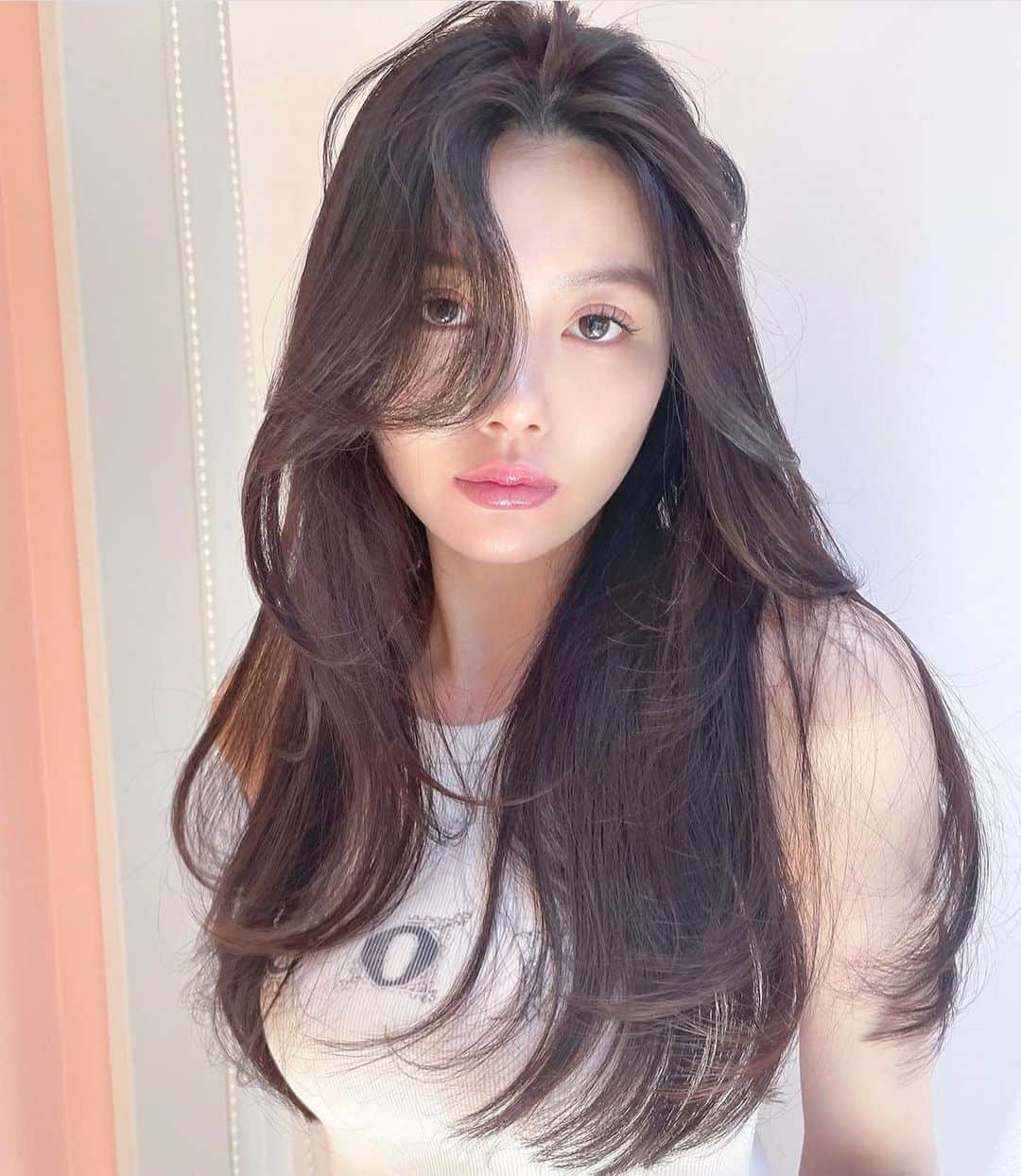 原涼香のインスタグラム：「美🤍なかのはちゃんも #레이어드컷 と HITAトリートメント🎀✨ ワンカール巻くだけでボリュームと色気がでます🫶🏻 ちょーかわいー(⸝⸝⸝ᵒ̴̶̷ ⌑ ᵒ̴̶̷⸝⸝⸝)♡ ㅤㅤㅤㅤㅤㅤㅤㅤㅤㅤㅤㅤㅤ ㅤㅤㅤㅤㅤㅤㅤㅤㅤㅤㅤㅤㅤ ㅤㅤㅤㅤㅤㅤㅤㅤㅤㅤㅤㅤㅤ  #SHIMA#韓国ヘア#韓国スタイル#レイヤーカット#ワンホンヘア#ワンホン#ダークトーン#網紅#初カラー#暗髪#ベージュカラー#ラベンダーカラー#グレージュ#オリーブカラー#透明感カラー#銀座美容院#銀座美容室#美容師#시스루뱅#레이어드컷#koreanhair」