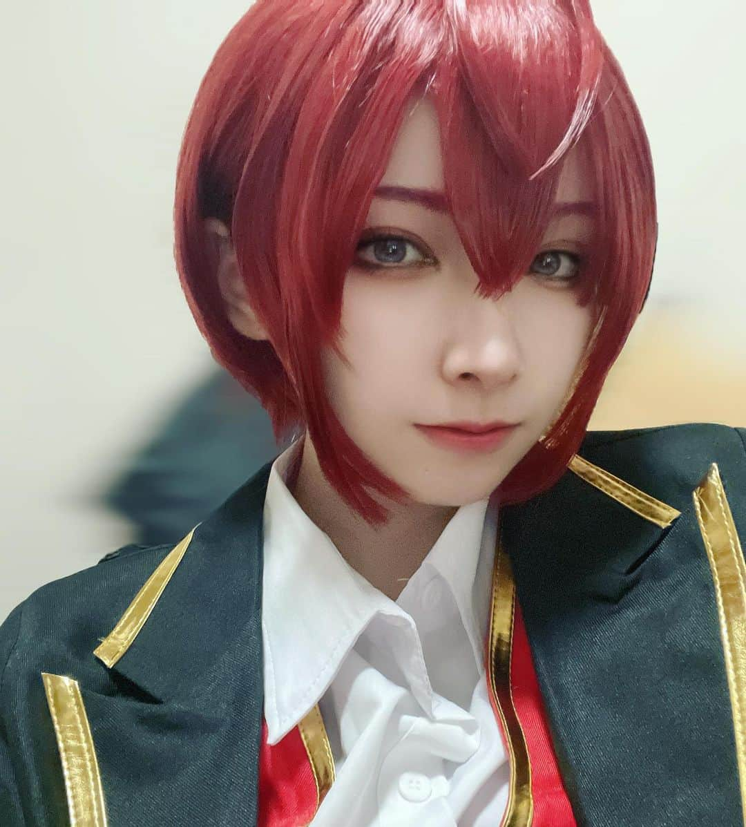 橋本麗愛のインスタグラム：「全然衣装直し終わってないんだけど進捗   #ツイステコスプレ  #ツイステッドワンダーランドコスプレ  #リドルコスプレ  #リドルローズハートコスプレ  #男装  #男装女子  #男装メイク  #コスプレ  #コスプレイヤー  #コスプレ女子  #宅コス」