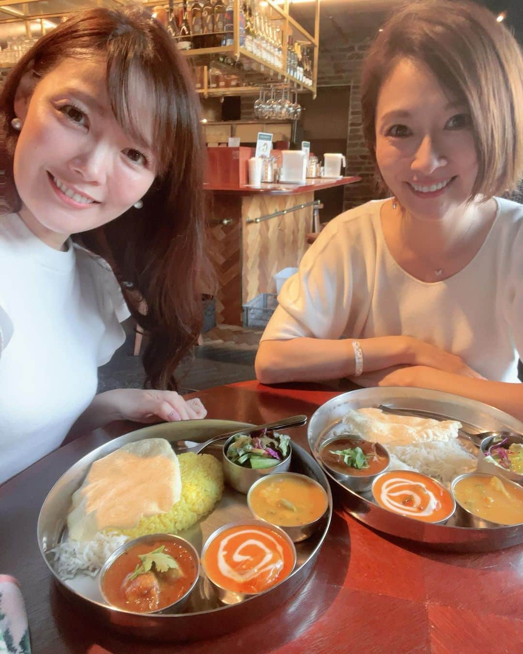 汾陽麻衣さんのインスタグラム写真 - (汾陽麻衣Instagram)「先日、 アナウンサー仲間の亀井京子ちゃんと @kyokokameiofficial カレーデート🧡 白服にカレーついちゃったけれど笑  いつだって話題は宝塚。 また全公演が通常通り再開されるよう祈っています🥹  #アナウンサー  #亀井京子 ちゃんといつも #宝塚 の話 #カレー 絶品でした！」6月5日 21時41分 - mai_kawaminami