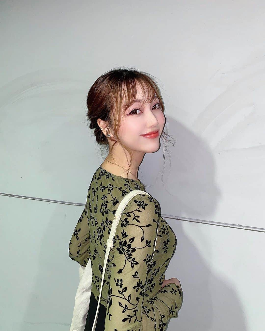 石川晶子（あきぽよ）のインスタグラム：「透け透け🙈最近のわたし😇 体質的に太るとすぐ顔にでるので 絶対に太れないー😂😂💧 夏までに絞るぞ✌️  #ファッション#コーデ記録 #コーディネート#透け感コーデ #透けトップス」