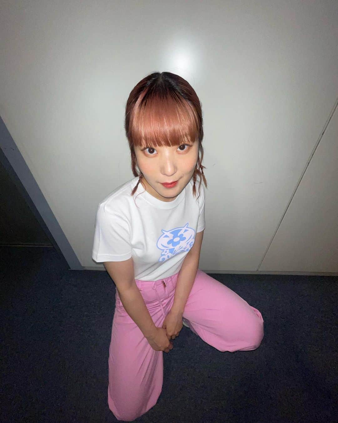 おかもとえみのインスタグラム：「@guccimaze Tee🔥 本日は久々の歌番組収録でした🫰 @youca1220 さんにヘアメイクしてもらったよ〜」