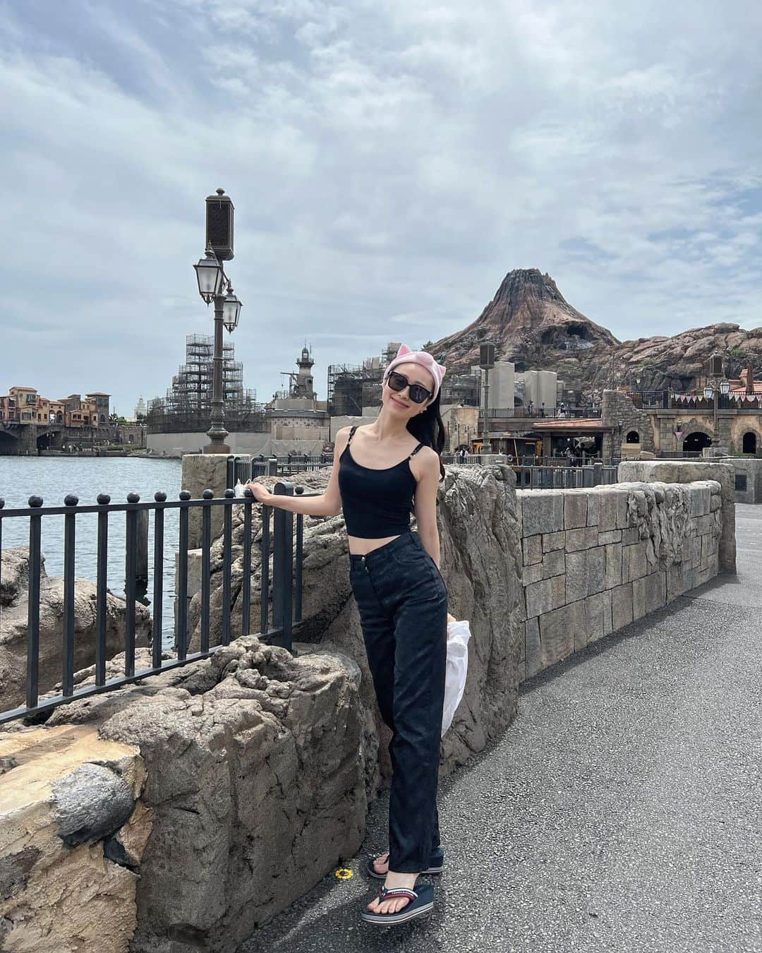 長沼南帆のインスタグラム：「2枚目のお兄さん絶対見てほしい 華麗すぎるダンス💃🏻  #disneysea #ディズニーコーデ #ディズニーシー #ディズニーダンサー #ディズニーキャスト #ディズニーパレード #ディズニーパレードダンサー」