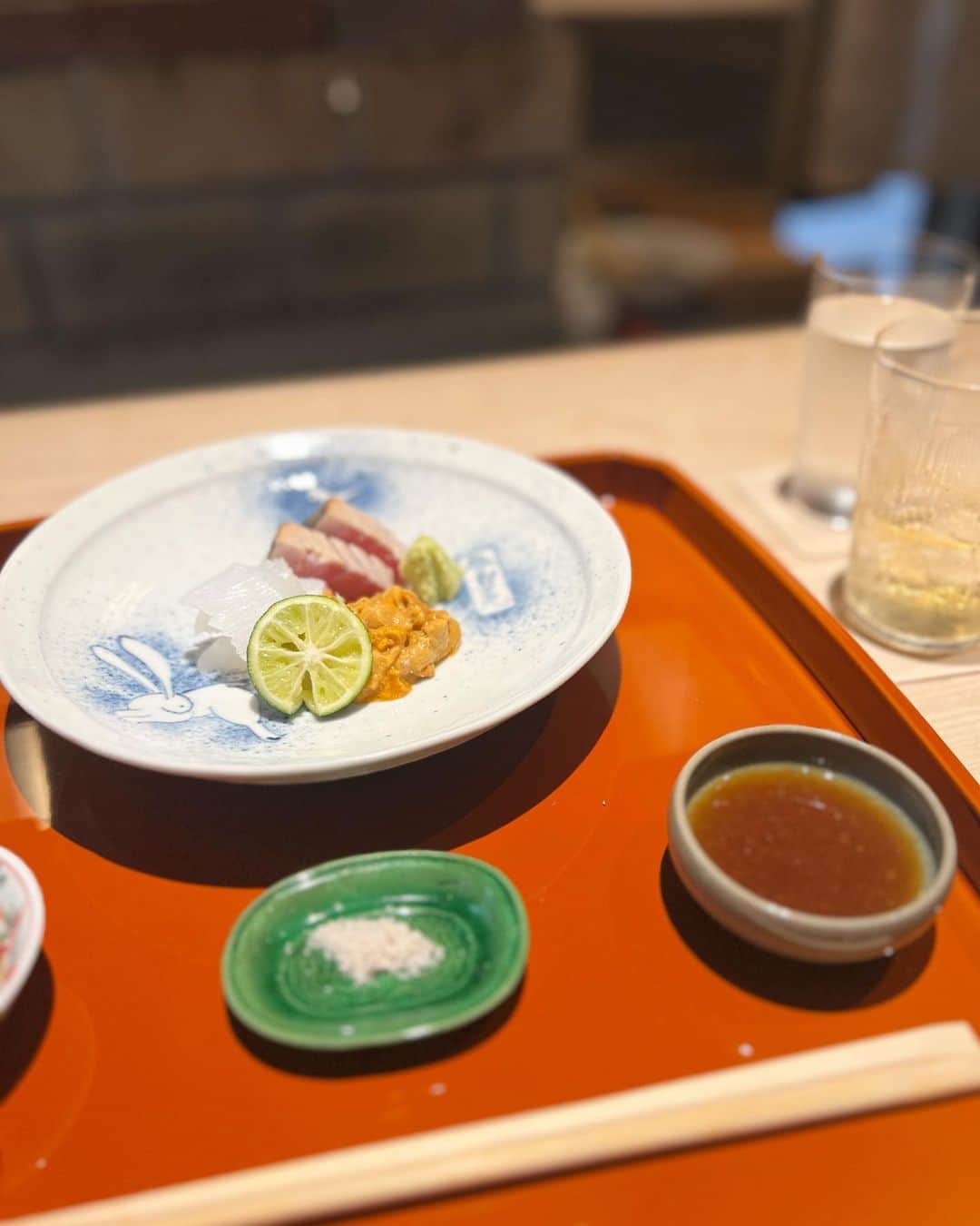 Nahoさんのインスタグラム写真 - (NahoInstagram)「* お料理教室特別会in Kyto ❤️  杦 SENさんにて...  特別に少し料理長からのレッスンがあり、その後通常コースのお食事もいただき... 至福の時間でした🤲🤍  どれも本当に美味しかった😩 先生、貴重な機会をありがとうございました🙇‍♀️ @hibisaisai   #京都杦　#杦 #SEN #お料理教室」6月5日 20時10分 - naho_417