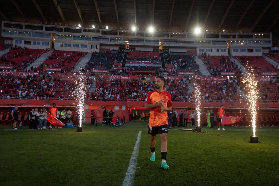 ハウメ・コスタのインスタグラム：「Ponemos punto y final a una gran temporada.  Nos marcamos un objetivo muy claro: no queríamos sufrir tanto como lo hicimos la temporada pasada y eso pasaba por estar unidos, trabajar duro y ser competitivos de principio a fin.  Esta plantilla no solo cumplió el objetivo a 4 jornadas del final, sino que ha superado todas las expectativas.  Es un orgullo formar parte de un grupo asi❤️  Ahora nos toca disfrutar de unas merecidas vacaciones con la familia y amigos😁  Gracias a tod@s los que en los buenos y en los no tan buenos momentos nos habéis acompañado!!!   Gracias de corazón ❤️🖤」