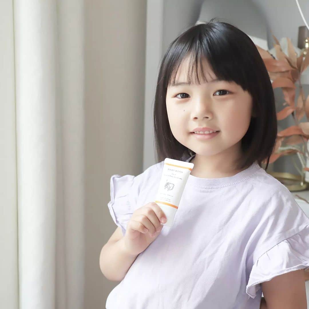 Eri Satoのインスタグラム：「【BABY BORN　日焼け止めミルク】 · こちらは エステティシャン高橋ミカさんと東原亜希さんが共同開発した日焼け止め。 以前もベビーローションをご紹介したけれど 使用感がとっても良かったので こちらも使ってみることにしたよ✨ · 赤ちゃんでも安心して使える 「SPF50+/PA++++」の日焼け止めミルク。 UV吸収剤が肌に触れにくい処方なんだそう。 高い数値のものって使用感が良くなかったりするけど、 こちらはさらっとした塗り心地で乳液みたいに伸びも良いです🥰 · 衣服に擦れても落ちにくいのに 石鹸で簡単に落とせるよ！ ぜひ使ってみてね☺️ · · #baby_born_jp#mishiilist#ミッシーリスト#高橋ミカ#東原亜希#ベビーボーン#BABYBORN#ベビースキンケア#日焼け止め#日焼け止めミルク#日焼け止めクリーム#ウォータープルーフ#紫外線対策#日焼け対策#親子で使える#出産準備#新米ママ#赤ちゃんのいる暮らし#赤ちゃんのいる生活#アンバサダー」