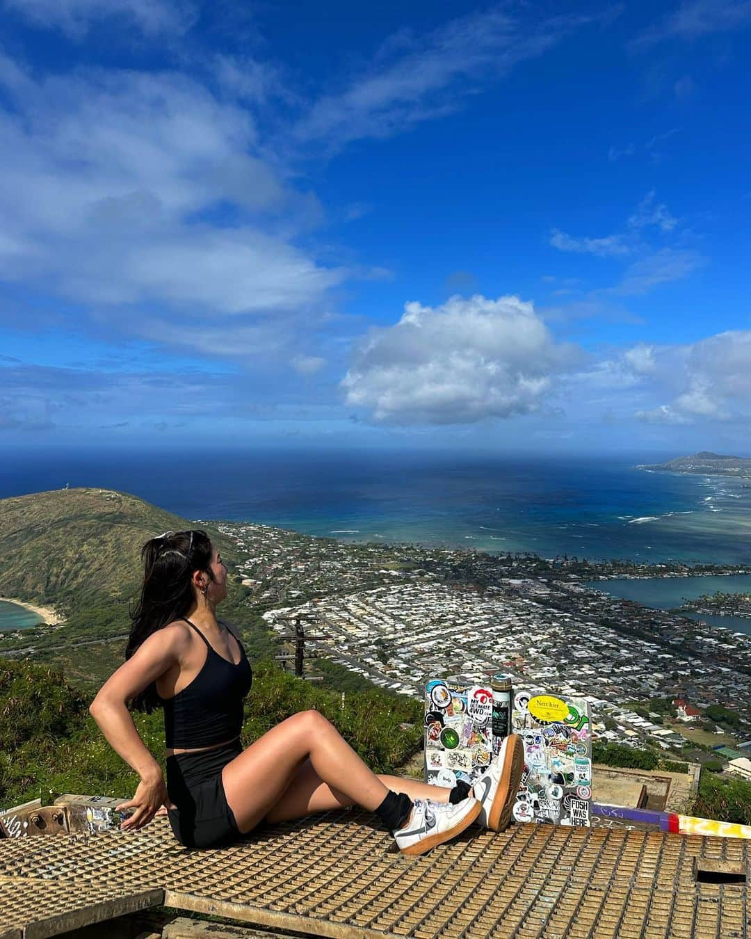 ちゃぴさんさんのインスタグラム写真 - (ちゃぴさんInstagram)「しんどすぎたけど、登ってよかった Koko head🏞️  朝8時ごろからhike始めて、 休憩しながら40分くらいで登り切った！  ずっと階段で、途中はしごみたいになってて、命綱もなく足を外したら崖みたいなところもあって🤣  頂上の景色は最高に綺麗やった✨  #海外トレンド #海外ガール #海外ファッション #春コーデ #シンプルファッション #海外風ファッション #海外風 #トレーナー女子 #筋トレ女子 #ウェア　#オーバーサイズ #トレーナー女子 #フィットネスウェア #カジュアルコーデ #ストーリートファッション #ちゃぴさん #スポーティーファッション #ootd #スポーツウェア#ハワイ#ハワイ旅行」6月5日 20時24分 - nagichapi