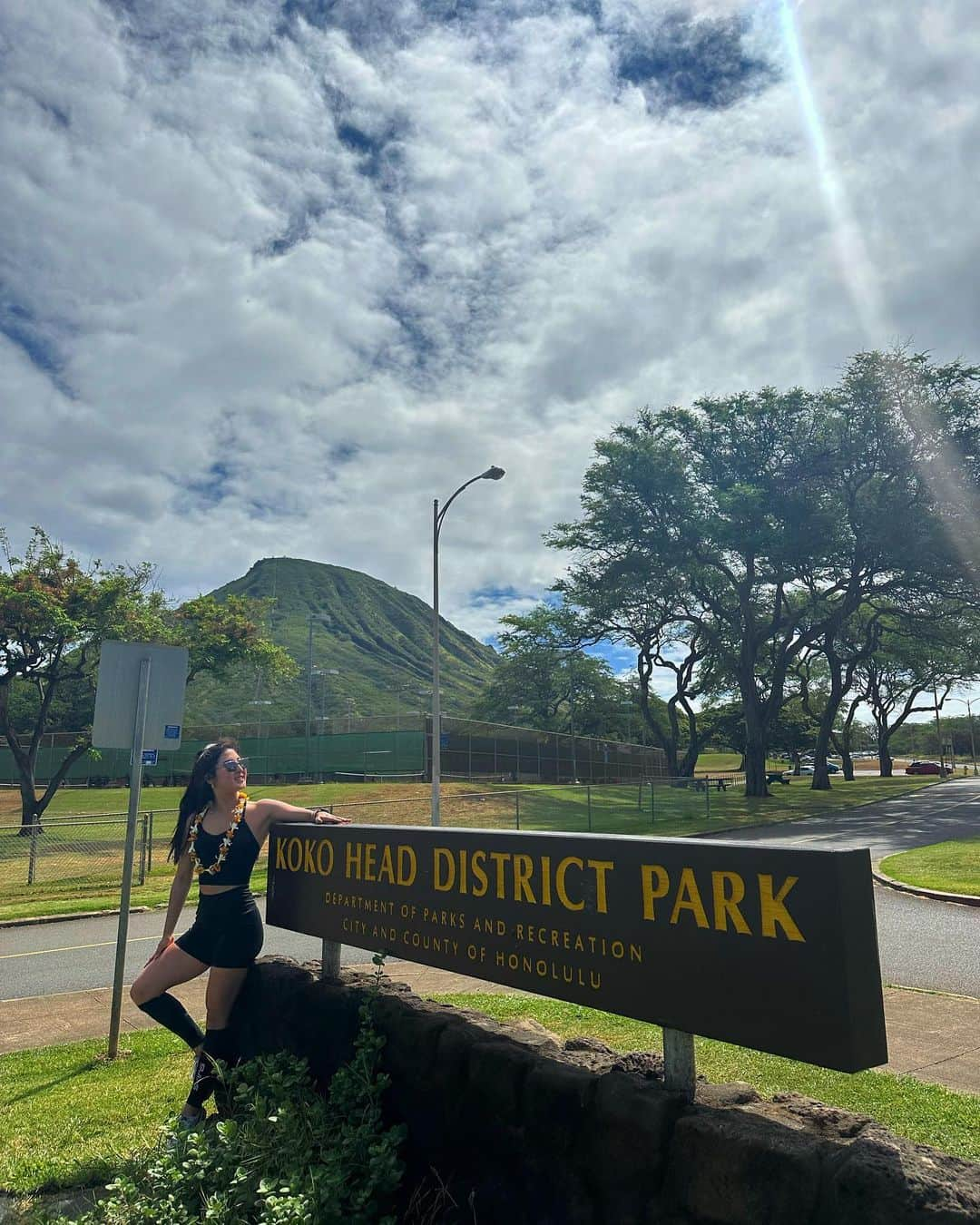 ちゃぴさんさんのインスタグラム写真 - (ちゃぴさんInstagram)「しんどすぎたけど、登ってよかった Koko head🏞️  朝8時ごろからhike始めて、 休憩しながら40分くらいで登り切った！  ずっと階段で、途中はしごみたいになってて、命綱もなく足を外したら崖みたいなところもあって🤣  頂上の景色は最高に綺麗やった✨  #海外トレンド #海外ガール #海外ファッション #春コーデ #シンプルファッション #海外風ファッション #海外風 #トレーナー女子 #筋トレ女子 #ウェア　#オーバーサイズ #トレーナー女子 #フィットネスウェア #カジュアルコーデ #ストーリートファッション #ちゃぴさん #スポーティーファッション #ootd #スポーツウェア#ハワイ#ハワイ旅行」6月5日 20時24分 - nagichapi