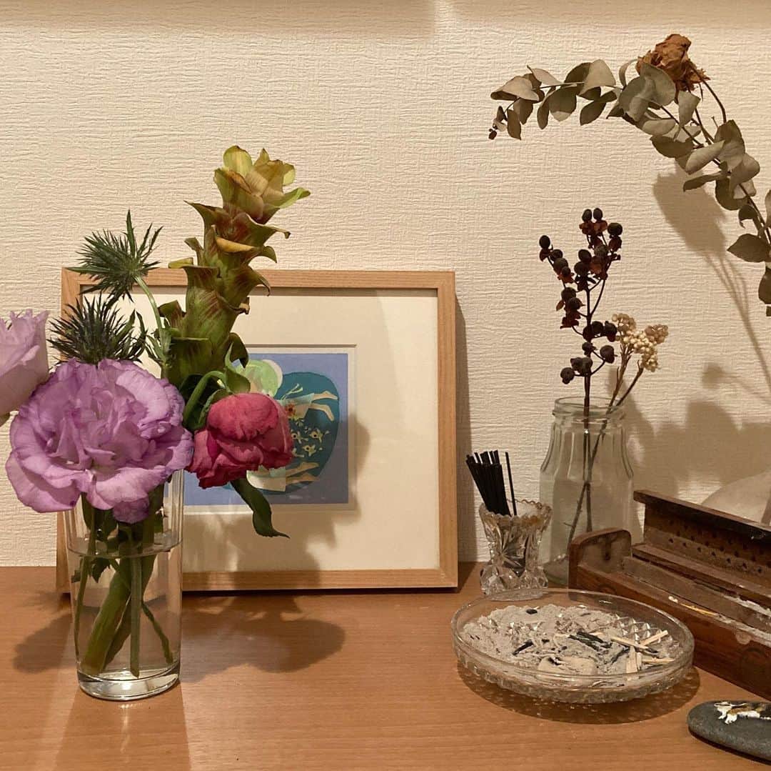 土井コマキのインスタグラム：「花が枯れてゆく姿が美しいなと思えるお年頃。 802のバースデーに届いたお花から少しお下がりを貰いまして。綺麗なうちに写真を撮っておいてあげたら良かった。バタバタしていてごめんね。でも、私の心には焼き付いてるよ。 何回も経験してきた802の開局記念日の中でも、特に自分の心に残る経験をさせて貰いました。 ありがとう。 #花のある暮らし  #fm802」