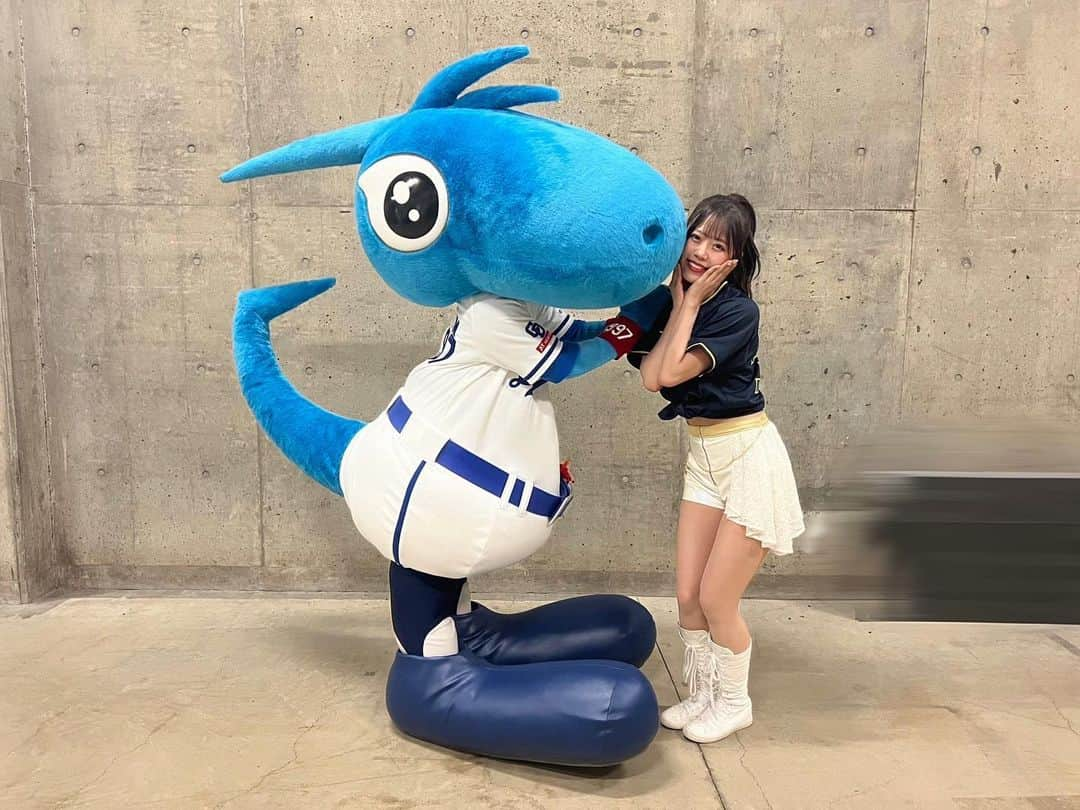 REINAさんのインスタグラム写真 - (REINAInstagram)「⁡ ⁡ ⁡ シャオロン🦈🫧️🩵️ ⁡ バファローブルくん🍙💙 ⁡ ⁡ 撮ってもらいましたああ📷´- お気に入りの写真☺️♩ ⁡ ⁡ ⁡ マスコットともチアドラゴンズさんとも 待機時間も沢山交流出来て嬉しかったです🥹♡ ⁡ ⁡ ⁡ ⁡ ⁡ ⁡ ⁡ ⁡ ⁡ ⁡ ⁡ #オリックス #BsGirls #Bs2023 #NPB #ORIX #buffaloes #プロ野球 #baseball #野球 #野球好き #オリ姫 #インスタ野球女子 #京セラドーム大阪 #オリックスバファローズ #バンテリンドームナゴヤ #遠征 #連勝 #マスコット #シャオロン #バファローブル #BsGirls10th💎 #instalike #like4like #followme  #reina_bsgirls #reina_360  #SMILE全開 #🌼 #🐰 #🥐」6月5日 20時25分 - reina_bsgirls_360