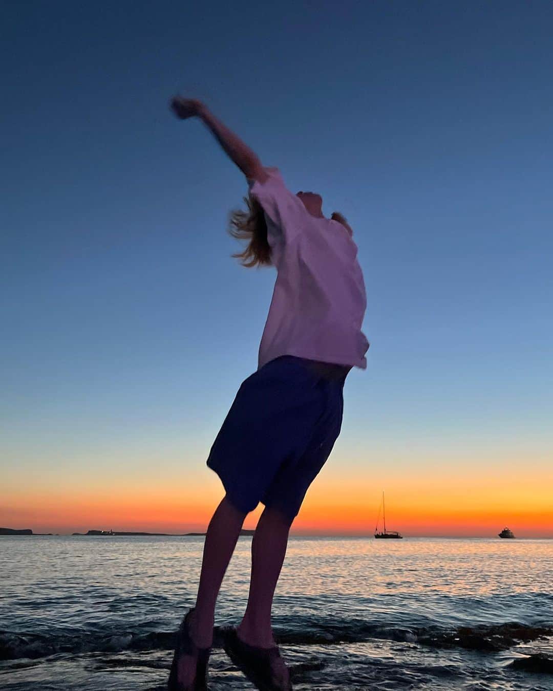 のインスタグラム：「MINOTAUR INST. RP SHIRTS  FUNCTION : PREVENTION OF SHEER QUICK DRYING STRETCH UV GUARD  定番アイテムCREW SHIRTSと同素材テクニカルファブリックの、リラックス スマート ポロシャツ。 麻と綿を加えた天然素材の風合いに高機能をプラスした、シャツとカットソーが融合した素材。 オックスフォードにヘビーカットソーの質感を備えたドライタッチで軽快なストレッチ性 / 吸水速乾 / UVガード / 透け防止仕様。 ポケット上のMINOTAUR INST.の刺繍ロゴがさりげないアクセントに。 同素材アイテムとのセットアップとしてのコーディネートもおすすめ。  A relaxed smart polo shirt made of the same technical fabric as the standard item CREW SHIRTS. A material that fuses shirt and cut-and-sew, adding high functionality to the texture of natural materials with the addition of hemp and cotton. Oxford with a heavy cut and sew texture for a dry touch and light stretch / water absorption and quick drying / UV protection / anti-see-through specifications. The embroidered MINOTAUR INST. logo on the pocket adds a subtle accent. We also recommend coordinating it as a setup with items of the same material. Production : Made in Japan Material : Made in Japan  #minotaur_inst #minotaurinst #minotaur #ミノトールインスト #ミノトール #functional #comfortable #miyashitapark #tech #techwear #テック #relaxsmart #リラックススマート #relaxsmartwear #リラックススマートウェア #poloshirts #relaxpoloshirts #techpoloshirts #techrelaxpoloshirts #ポロシャツ #リラックスポロシャツ #unisex #ユニセックス #setup #セットアップ」