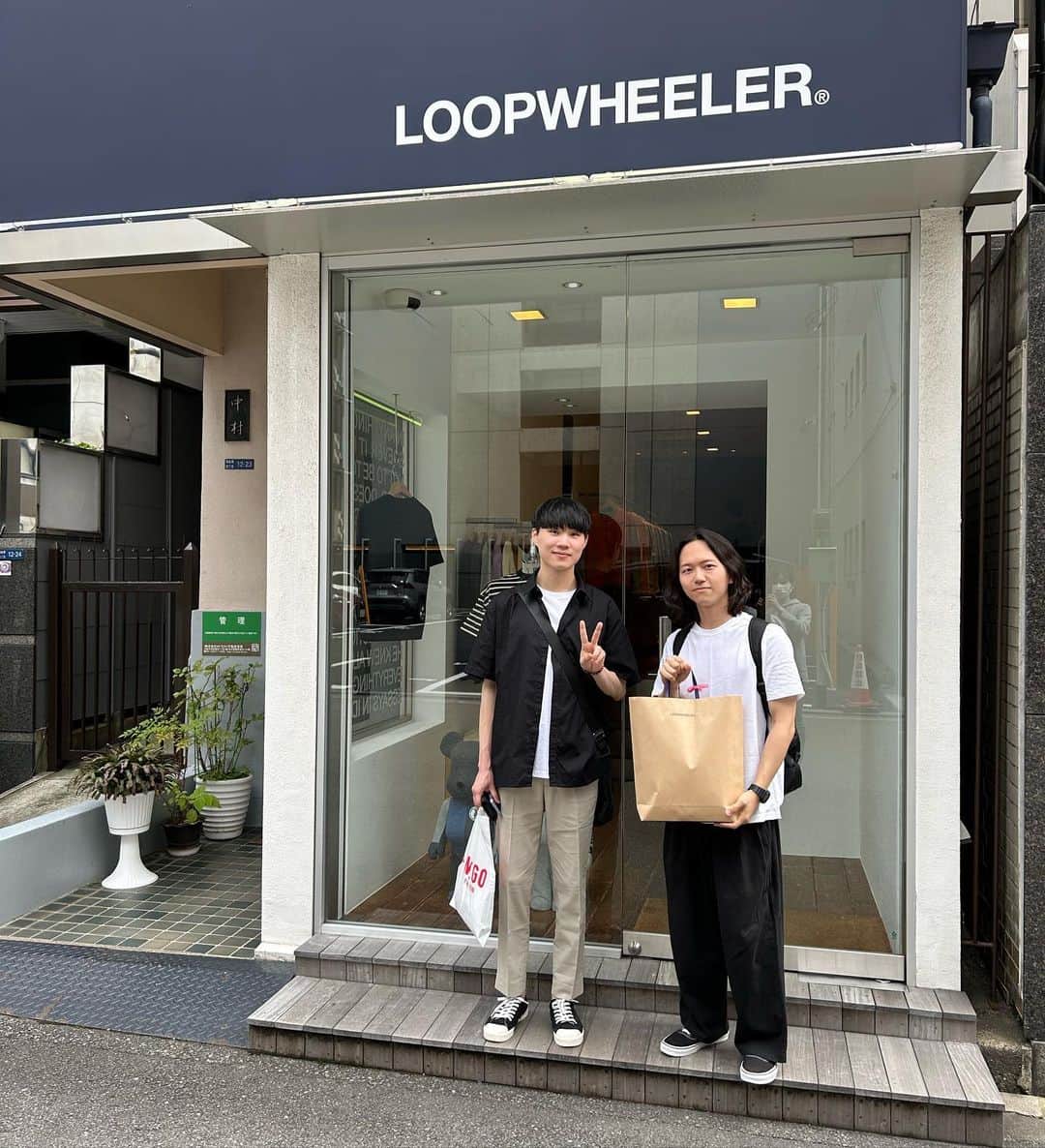ループウィラーさんのインスタグラム写真 - (ループウィラーInstagram)「.  本日は韓国よりご来店ありがとうございます！ YouTubeで学ばれた日本語が堪能で、ビックリ！とても勉強になりました🙏✨  また大阪にいらして頂けると嬉しいです！  .  #loopwheeler #ループウィラー #loopwheeleroska #ループウィラー大阪 #tsuriami #吊り編み #sweat #スウェット」6月5日 20時17分 - loopwheelerosaka