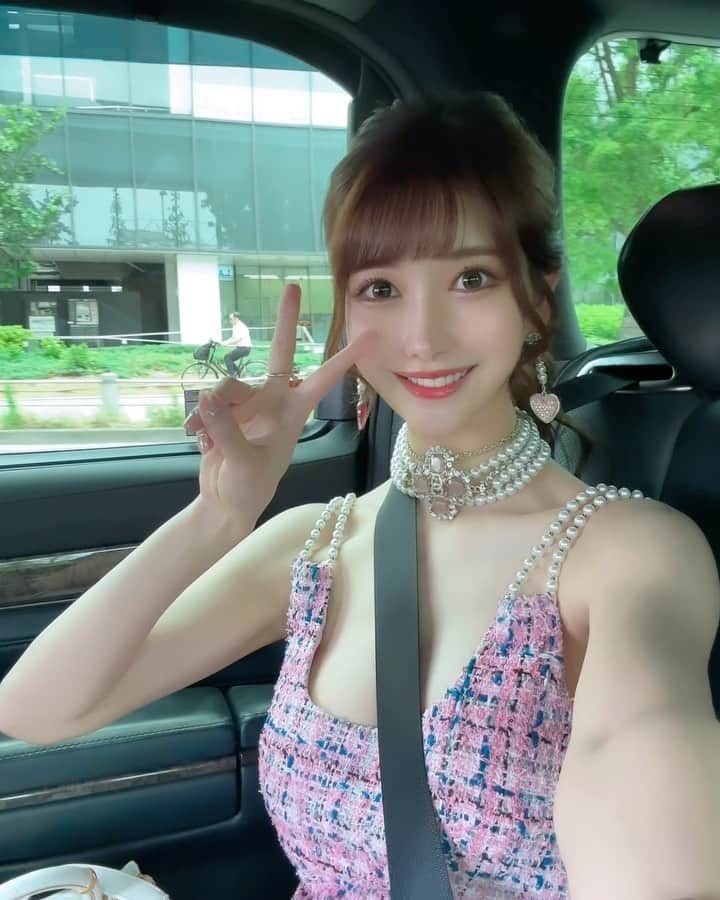 のインスタグラム：「. @chanelofficial 🎀 . ストーリーに載せたら好評だった動画🤳 . ショーを見に行く車内にて✌🏻💖 ハイヤーでの送迎着きだったので、会場入りするアルファードの行列が凄かった✨ . 歯を見せて笑う方がいいって言ってくれる人もいるので これからはそうしようかな😁😚💖 . . #CHANEL#CHANELshow#シャネル」