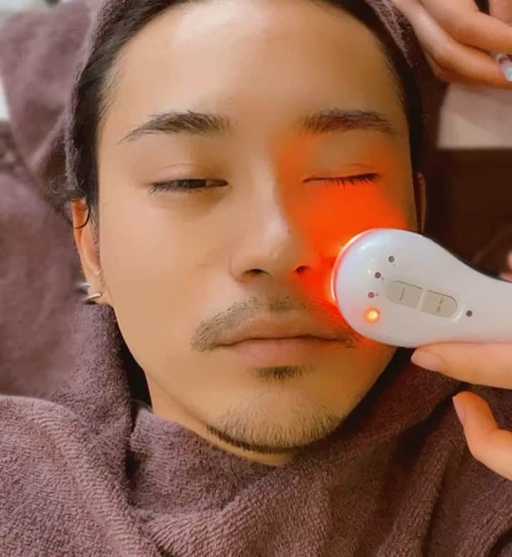 鈴木大二朗のインスタグラム：「久しぶりにヒト幹細胞フェイシャル👦🏽 パック時間の頭ちっさくなる マッサージも気持ちいい💆🏽  お得な情報も載せときます🤫 @__skinbaby__  @skinbaby_yoyogi  @skinbaby_shinagawa」