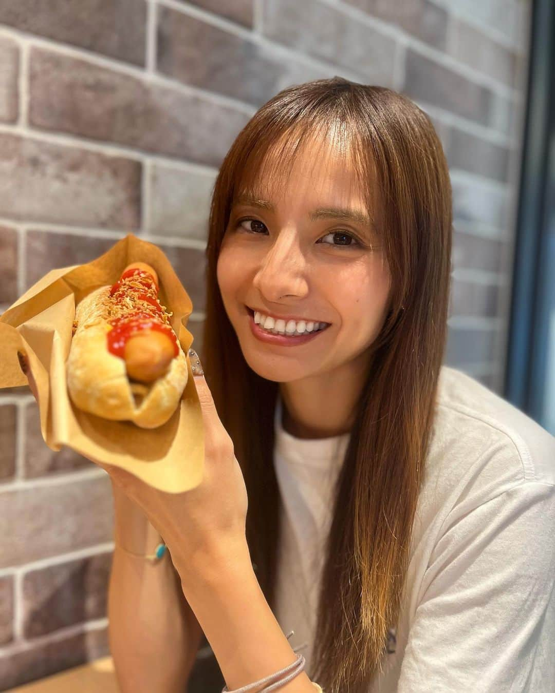 佐野千晃のインスタグラム：「いつかのランチのホットドッグ🌭  前はこれぐらいのサイズを1個食べきれなかったけど、しっかり綺麗に食べ切ってやったぜ！！！  (普通なのは知ってるけど自分の中で快挙)  食べる事ってめちゃくちゃ大事だし  食べないダイエットしてた時本当に心も身体も肌も荒んでる感じがして辛かったなぁ〜  食べるという字は人を良くすると書く  たくさん食べて人として良くなろう！！！  #natural #healthy #good #gilrs #gilr #cool #cute #ooted #selfie #self #face #スポーツ女子 #スポーツ #ホットドッグ #美味しい #1人前 #しっかり #食べ切れた #マジで #快挙 #嬉しい」