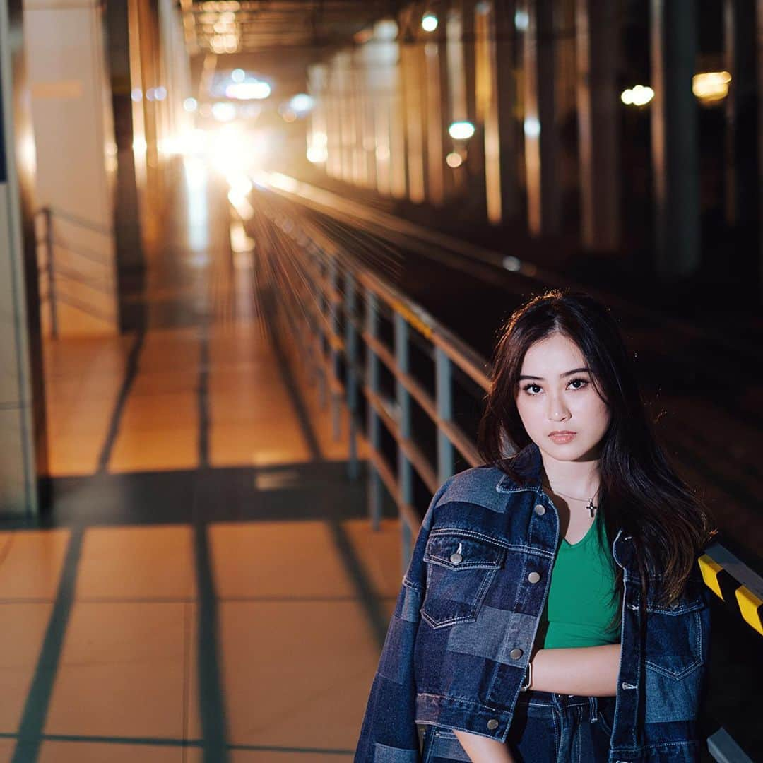 ミシェル・クリスト・クスナディのインスタグラム：「Malam hari di stasiun 🚉  📸: @ijoule」