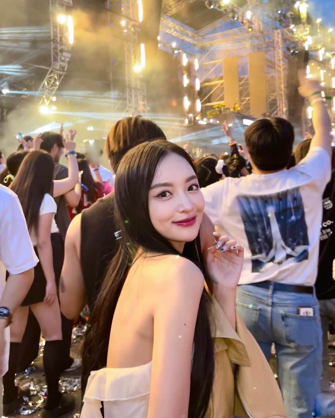 ᴅᴏᴜʙʟᴇsᴏᴜᴘのインスタグラム：「사진은 젤 재밌게 논거 같지만 수많은 E들 사이에서 쩌리가 된 I… 😭 #월디페 #worlddjfestival」