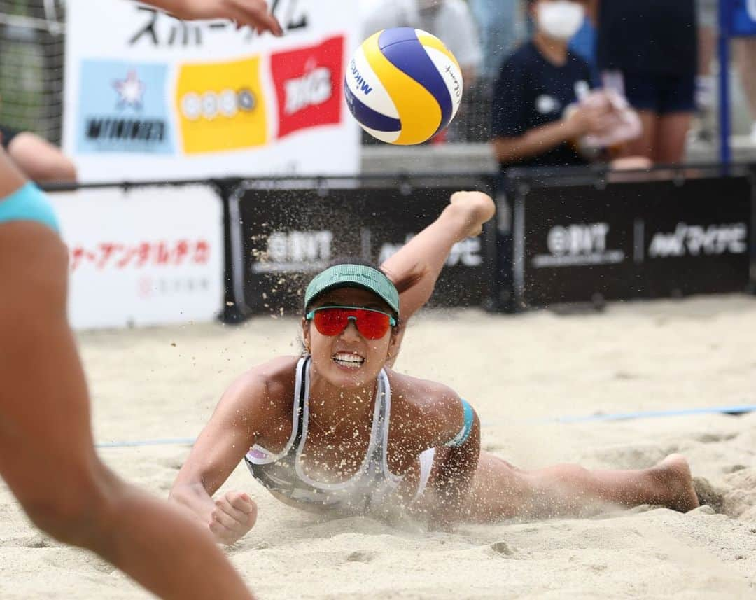 長谷川暁子のインスタグラム：「マイナビジャパンビーチバレーボールツアー渋谷大会🏙️ 優勝🥇しました🏆✨  東京のど真ん中でのビーチバレーボールは本当に最高でした😍🩶 宮下パークに観戦に来てくれた方やLIVE配信で応援してくれた方も一緒に盛り上がれたのではないでしょうか😊  この後もまだまだ都市型ビーチバレーボール大会が続きます!! 次は6/16.17.18に横浜大会が開催されます📢 デートスポットの赤レンガ倉庫前に集合ですよー🚢🌊  ©️JVA @jva_beachvolley  ©️ @erikahabaguchi0907 🤍  ⁡ ⁡#shibuya  #miyashitapark  #渋谷大会 #宮下パーク  #beachvolleyball #volleyball #女子アスリート #トレーニング女子 #ビーチバレーボール #バレーボール #ＮＴＴコムウェア #nttcomware #長谷川暁子 #akikohasegawa #newerajapan」