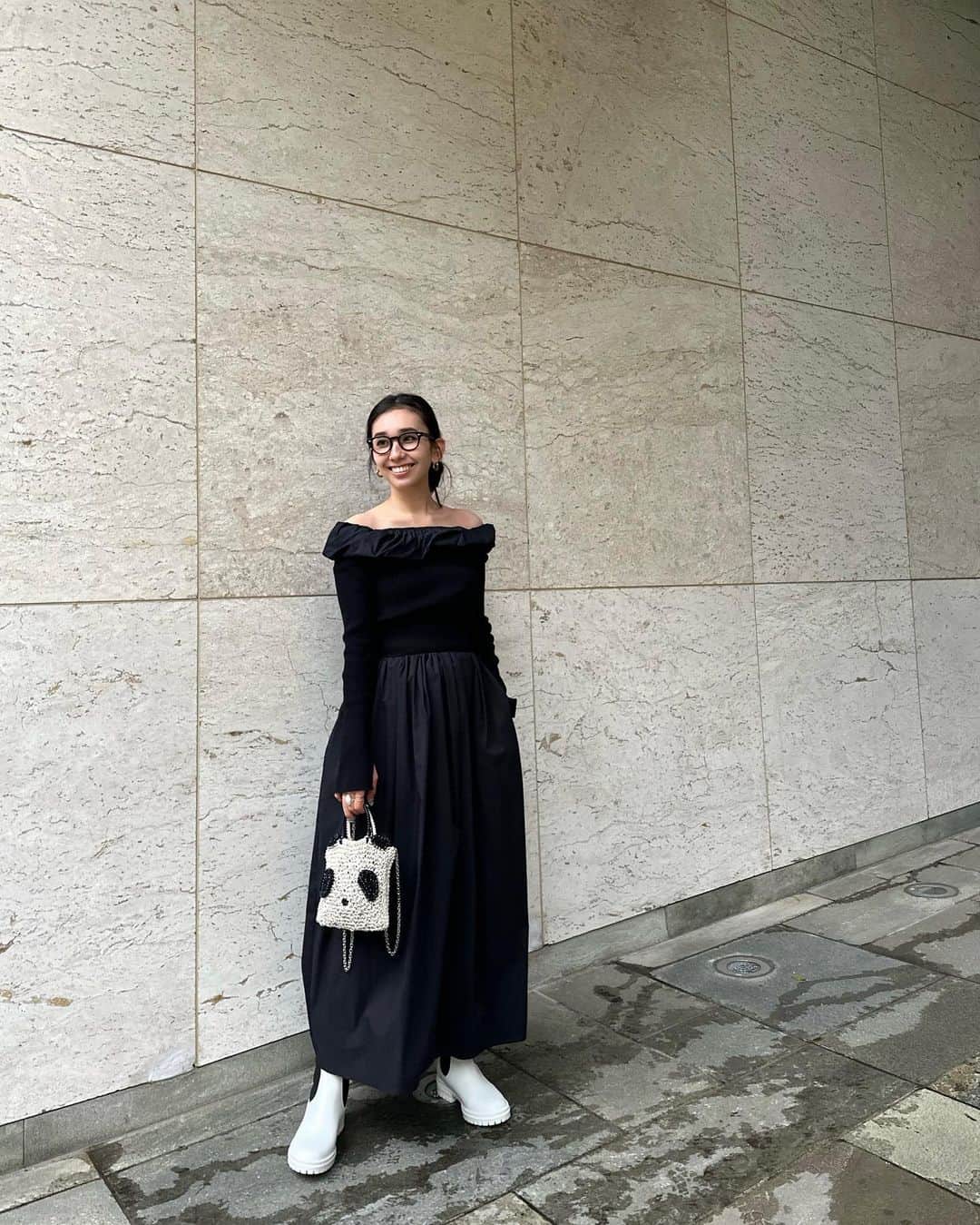 鈴木詩織のインスタグラム：「アンテプリマの展示会day🐼🖤  雨だったけどアンテプリマのバッグだと気にせず持てる🥹 レインブーツもモノクロにしたら全身パンダみたいになりました🤍」