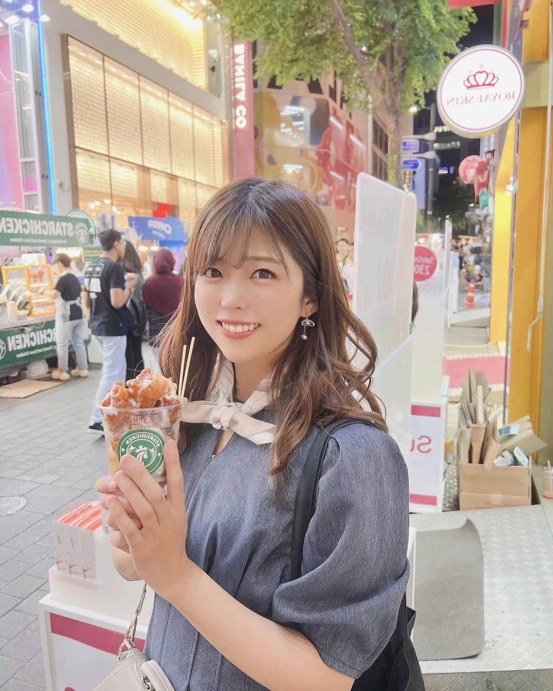 村上麻莉奈さんのインスタグラム写真 - (村上麻莉奈Instagram)「今回の旅行はいっぱい写真撮ったので韓国投稿まだまだ続きまっす笑 旅の相方は安定のちえるちゃん🍓 ・ ・ ・ #韓国旅行 #韓国食べ歩き #韓国料理　#韓国屋台 #韓国屋台食べ歩き #明洞 #明洞グルメ  #韓国女子旅 #韓国グルメ #ヤンニョムチキン #triptokorea #koreatrip #travelkorea」6月5日 20時28分 - murakami_marina