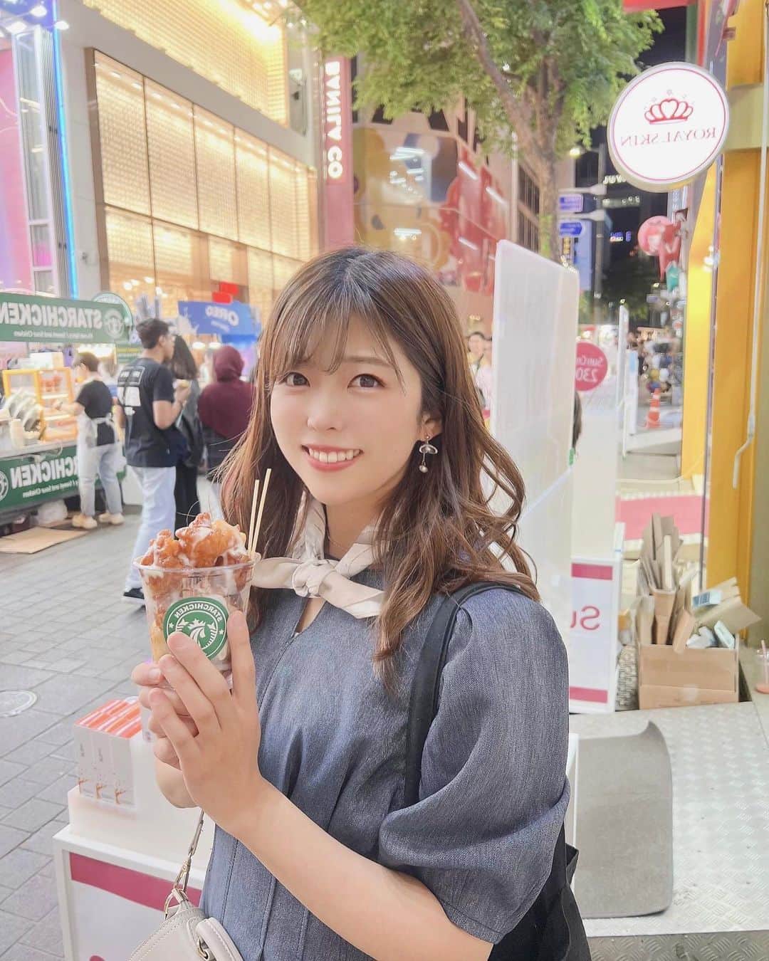 村上麻莉奈のインスタグラム：「今回の旅行はいっぱい写真撮ったので韓国投稿まだまだ続きまっす笑 旅の相方は安定のちえるちゃん🍓 ・ ・ ・ #韓国旅行 #韓国食べ歩き #韓国料理　#韓国屋台 #韓国屋台食べ歩き #明洞 #明洞グルメ  #韓国女子旅 #韓国グルメ #ヤンニョムチキン #triptokorea #koreatrip #travelkorea」