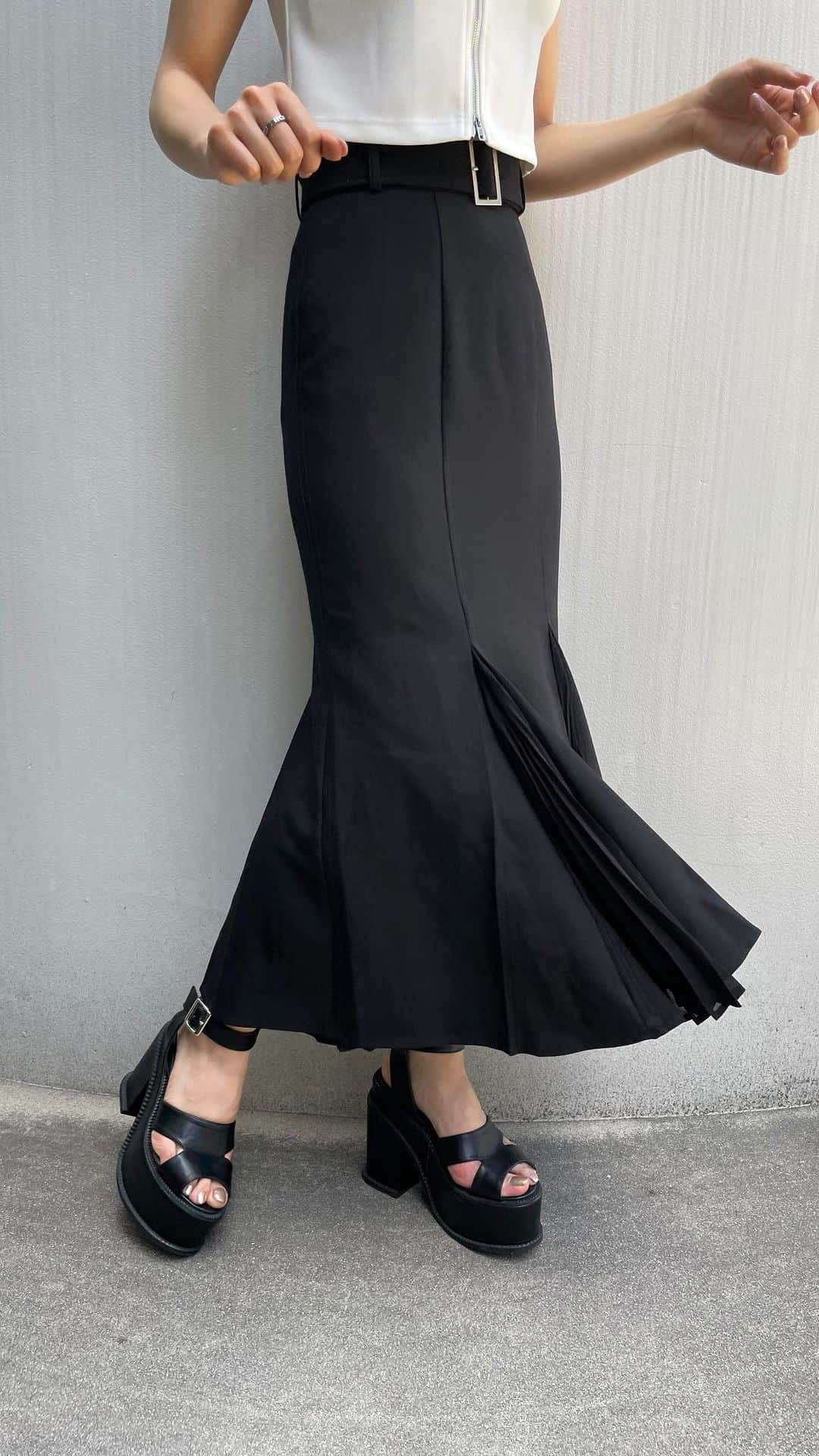 ENVYMのインスタグラム：「【𝙉𝙀𝙒 𝘼𝙍𝙍𝙄𝙑𝘼𝙇】 ⁡ ⁡ ◾︎マーメイドプリーツSK color / IVORY,BLACK ⁡ ⁡ 美シルエットを叶えるマーメイドSK。 プリーツ部分には異素材のシフォンを使用しており、透け感がポイントとなっています。 ベルト付きなのでウエストマークできスタイルアップを叶えさせる１枚となっています。 ⁡ ——————————— ⁡ ⁡ #envym #2023ss #summer」