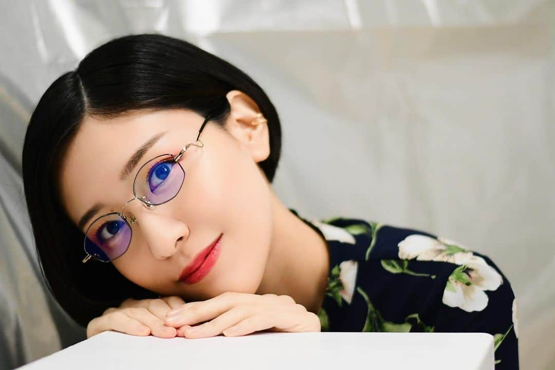 こうやもゆさんのインスタグラム写真 - (こうやもゆInstagram)「👓　👓　👓  メガネをかけたキャラクターが好きな人 メガネをかけた女性が好きな人 メガネそのものが好きな人 メガネにまつわるすべてが好きな人  メガネをずらさないでかけてほしい人 メガネをずらすポーズをしてほしい人  この世には 多種多様なメガネ好きがいらっしゃいますが  あなたはどれに当てはまりますか？  大きなメガネ愛があるあなたも ちょっとだけ好きなあなたも  コメント欄に、 思いの丈を書いていってください😌  語るのが恥ずかしいシャイなあなたは 「👓」 この絵文字をコメントして キャプション欄をちゃんと読んでくれたことを こうやもゆに伝えてね🫶🏻  ______________________________ _ _ _ 　  ＼ 励みになります！ ／  いいね 👉 ♡マークをタップ！  保存 👉 写真右下のしおりマークもタップ！  最新の投稿にコメント返ししてます。お気軽に💭 　  ______________________________ _ _ _ 　  #眼鏡女子 #眼鏡っ娘 #眼鏡好き #眼鏡生活 #眼鏡フェチ #眼鏡が好き #眼鏡っ子 #眼鏡のある生活 #眼鏡女 #眼鏡女子👓 #めがね女子 #めがねっこ #めがねっ娘 #めがね好き #めがねっ子 #めがねの人 #メガネ好き #メガネの人 #メガネのある生活 #メガネモデル #メガネメイク #メガネフェチ #華奢メガネ #軽いメガネ #軽量メガネ #メガネ女子 #メガネ部 #メガネっ娘 #メガネっ子 #メガネっこ」6月5日 20時30分 - 1001moyu