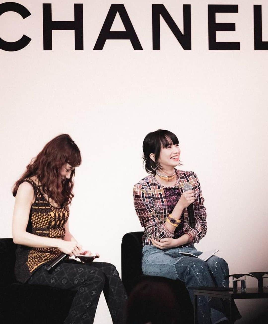 マドモアゼル・ユリアさんのインスタグラム写真 - (マドモアゼル・ユリアInstagram)「CHANEL STYLE TALK IN TOKYO🎤 シャネルのショーの翌日には、 コレクションに関するトークイベントが行われました！🎤  メティエダールコレクションはプレタポルテでありながら、職人技を駆使した年に一回発表される特別なコレクションです🧵🪡👒🎀  シャネルアンバサダーのキャロリーヌ ドゥ メグレ、小松菜奈ちゃん、橋本愛ちゃんと今季のメティエダールのコレクションを元にシャネルのアリュールや、メティエダールというシャネルの神髄について紐解く内容のトークイベントで、私はファシリテーターを勤めました！🎤  ファシリテーターは前回のガブリエル シャネル展のTVerの番組の際に務めたのが初めてで、今回が2回目でかなり緊張しましたが、無事務めを果たす事が出来てほっとしてます！楽しかったです😊  とっても素敵な機会をありがとうございました！🙇🏻‍♀️  @chanelofficial #chanel #シャネル #metierdart #メティエダールコレクション」6月5日 20時32分 - mademoiselle_yulia